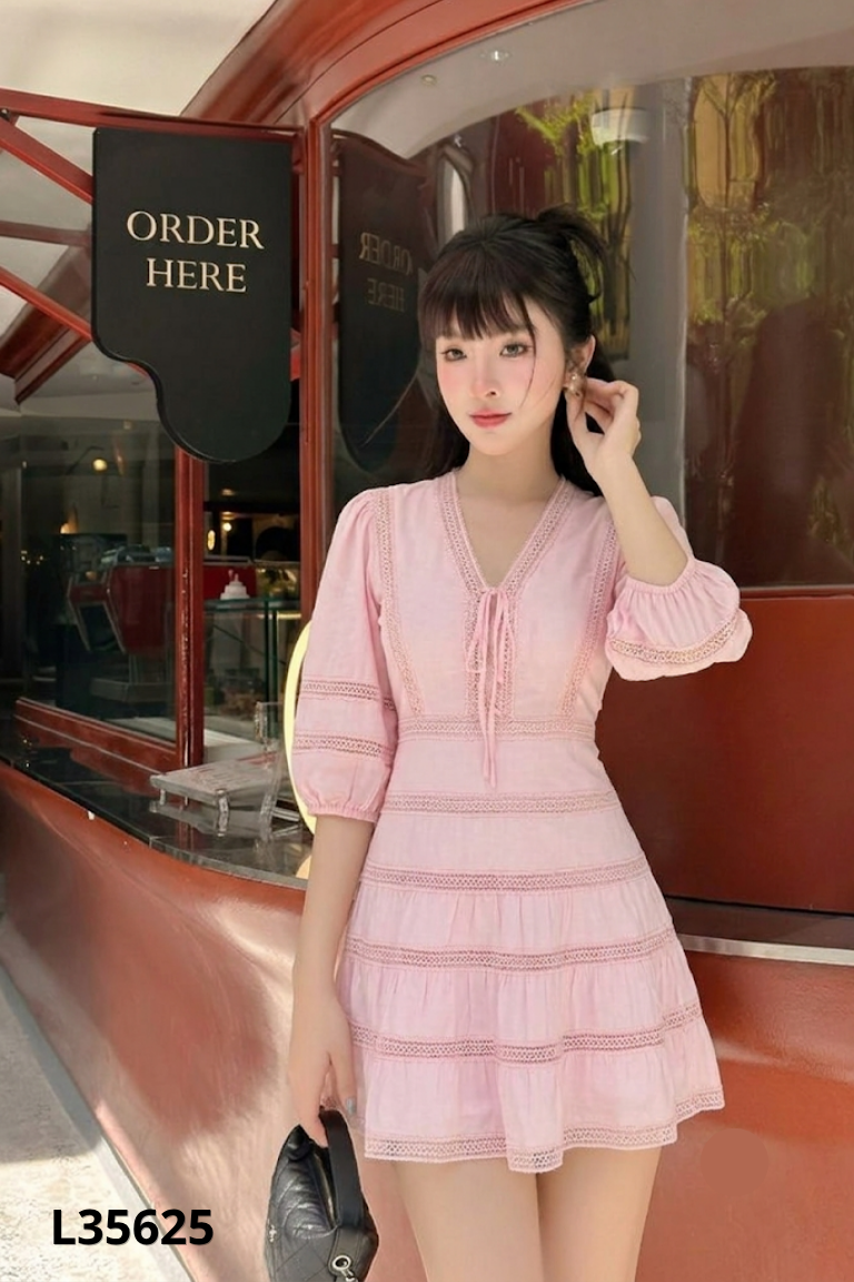 Váy hồng thắt dây phối ren
