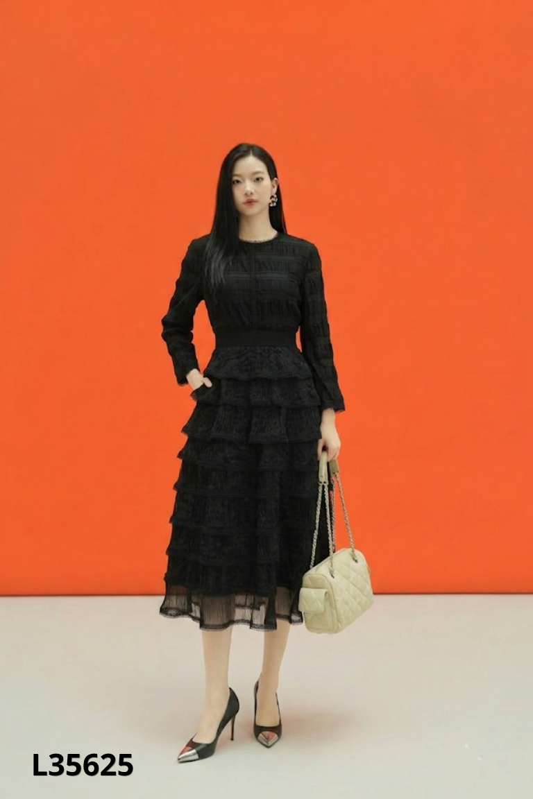 Váy đen trơn phối ren tay dài