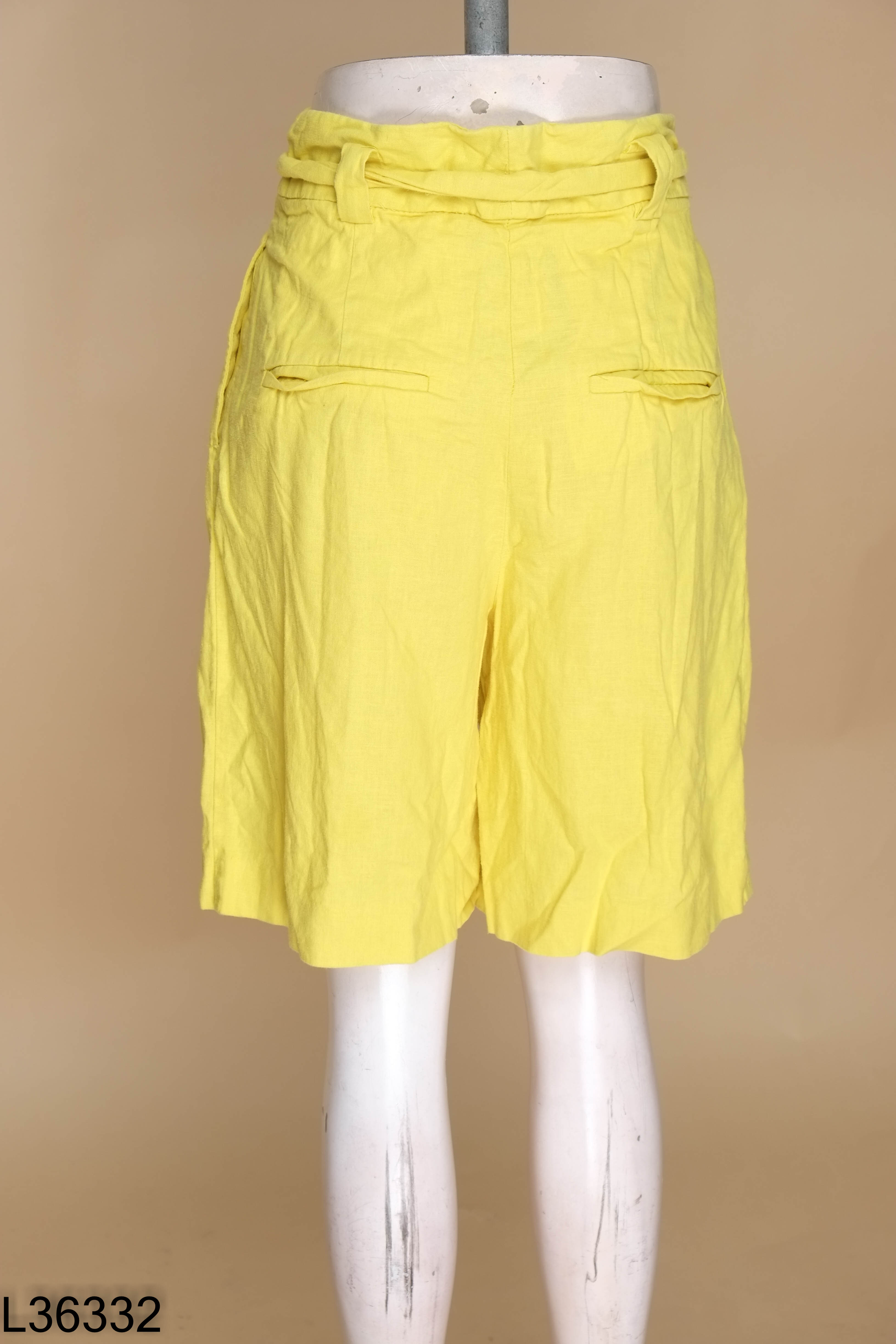 Quần short lien MANGO vàng kèm đai