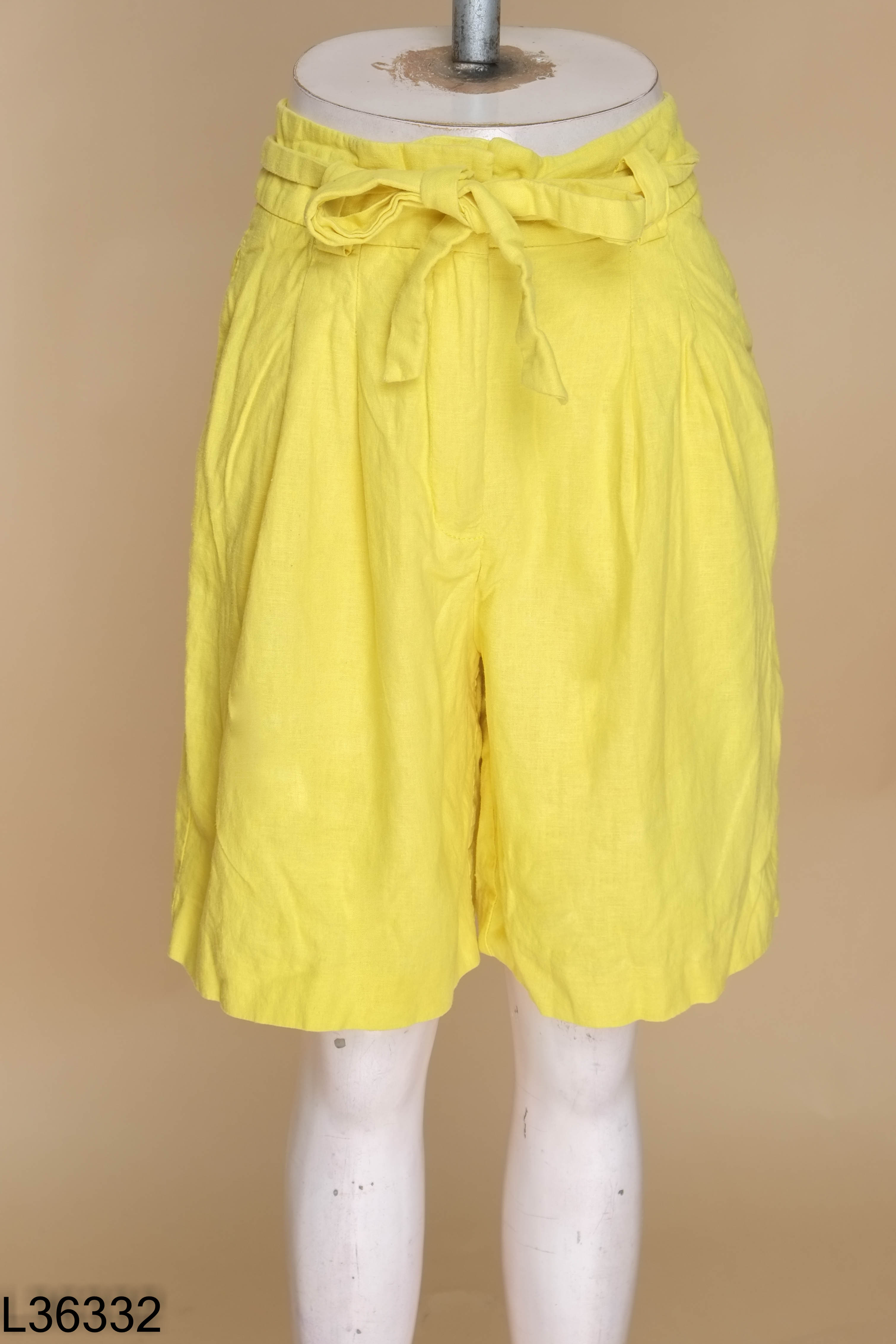 Quần short lien MANGO vàng kèm đai