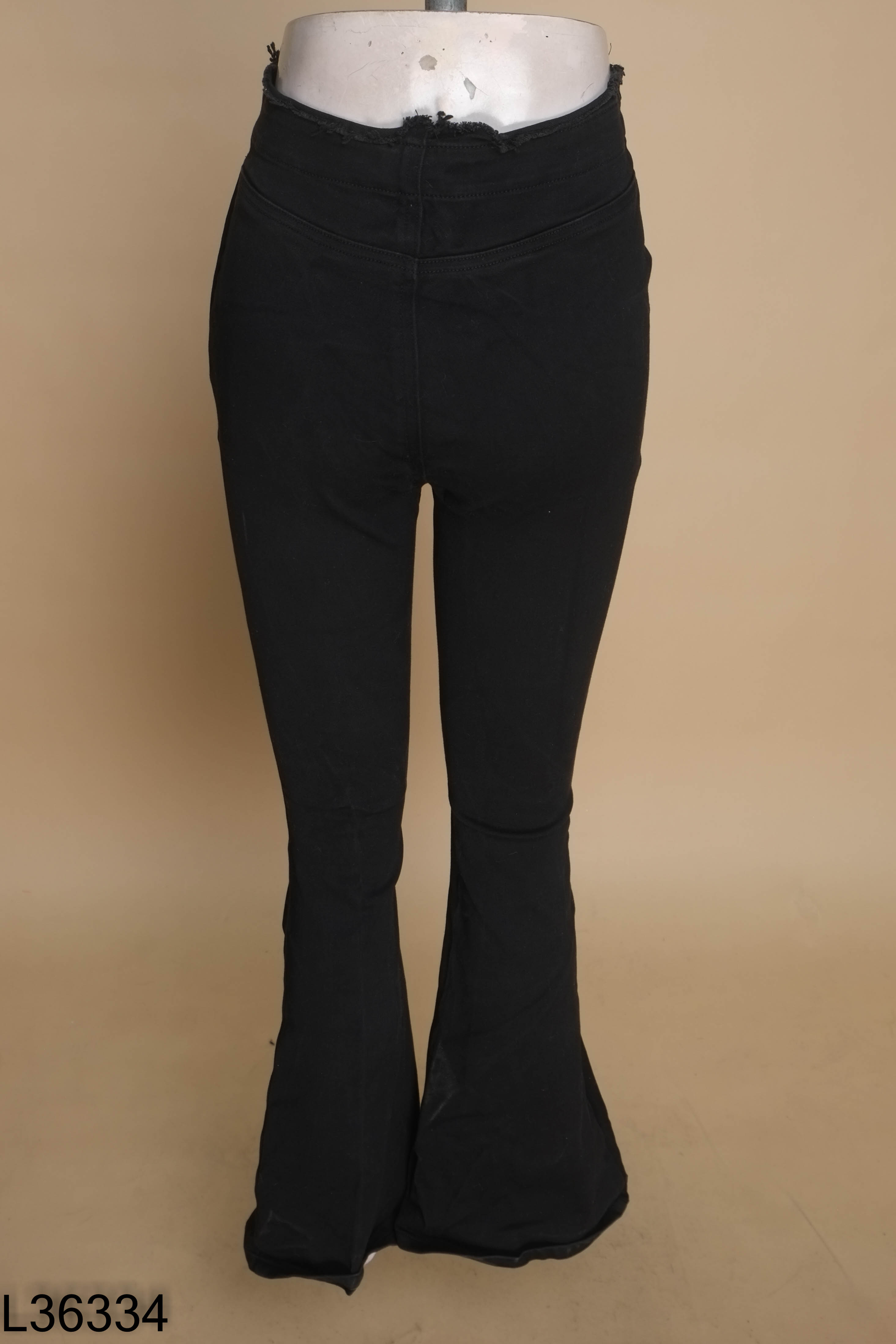 Quần jeans đen loe