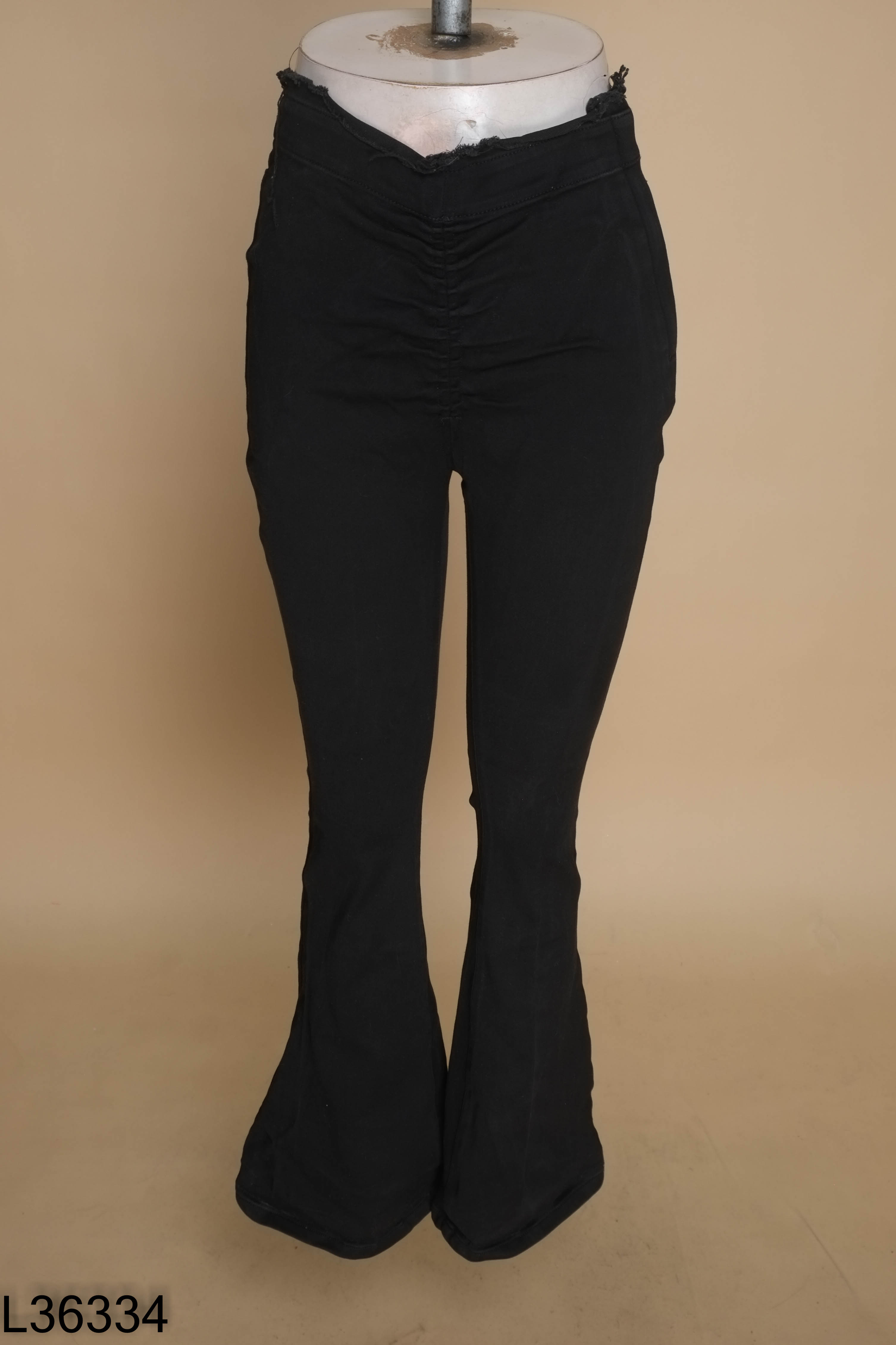 Quần jeans đen loe