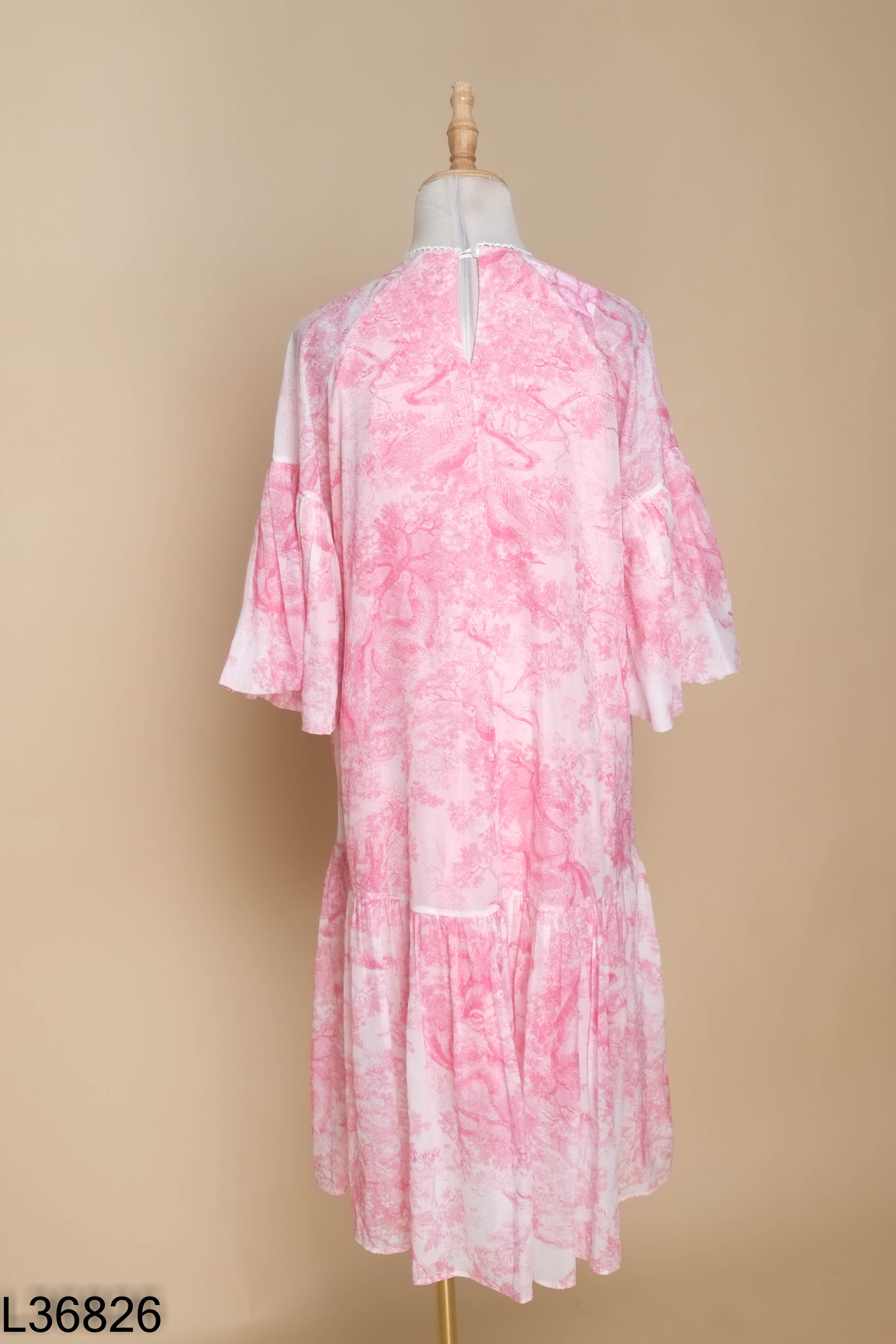 Váy hồng suông cổ viền ren