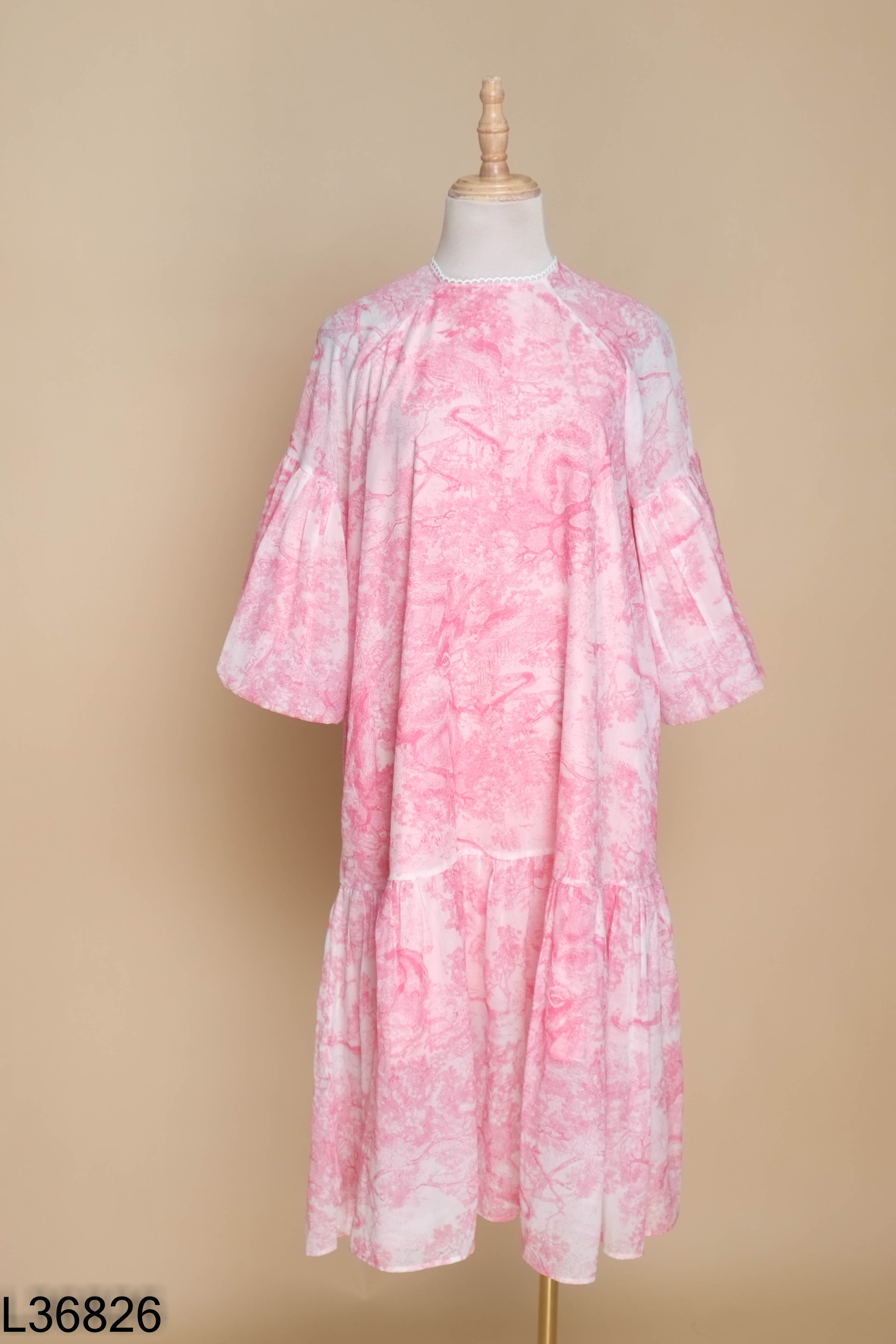 Váy hồng suông cổ viền ren