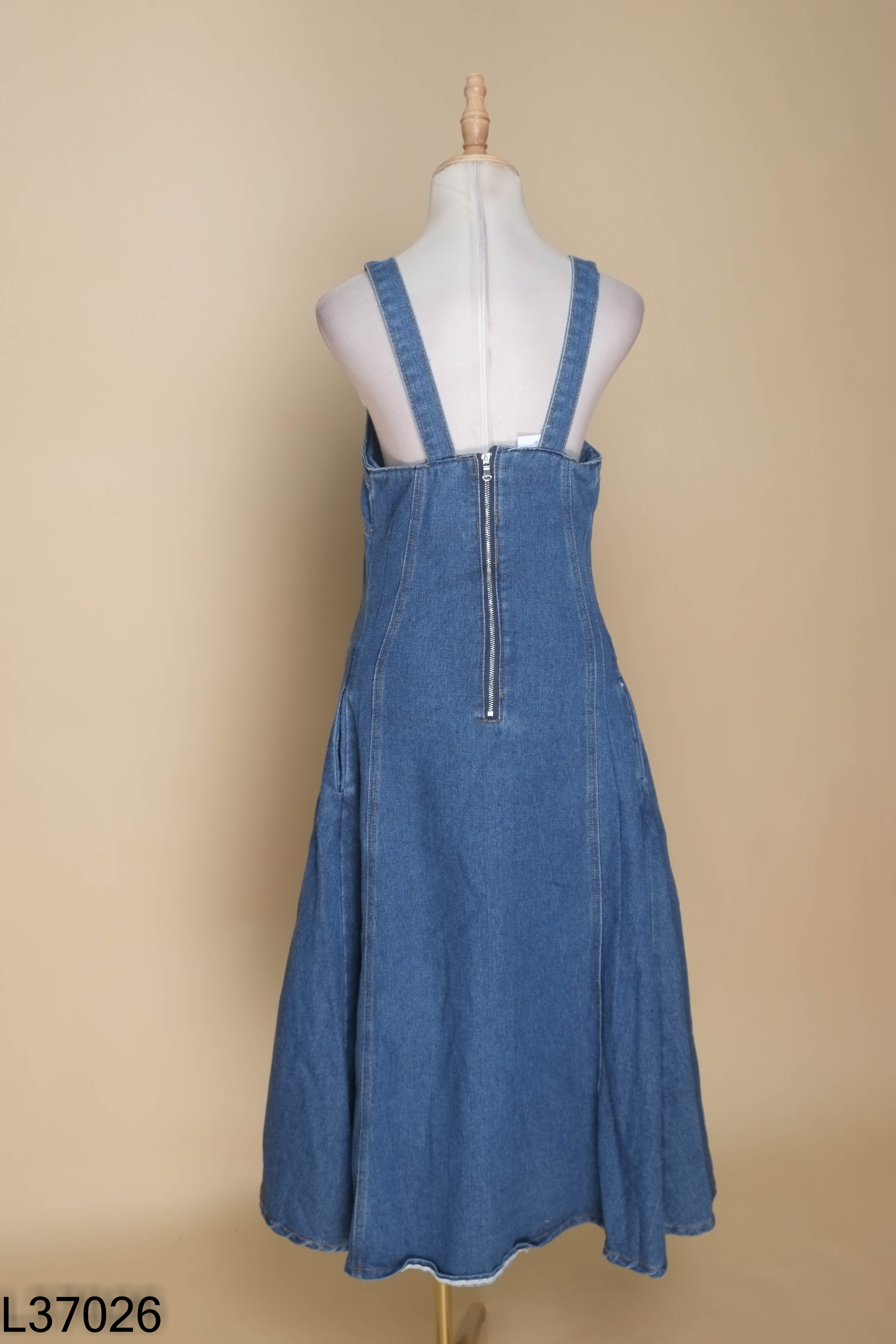 Váy jeans xanh phối khuy