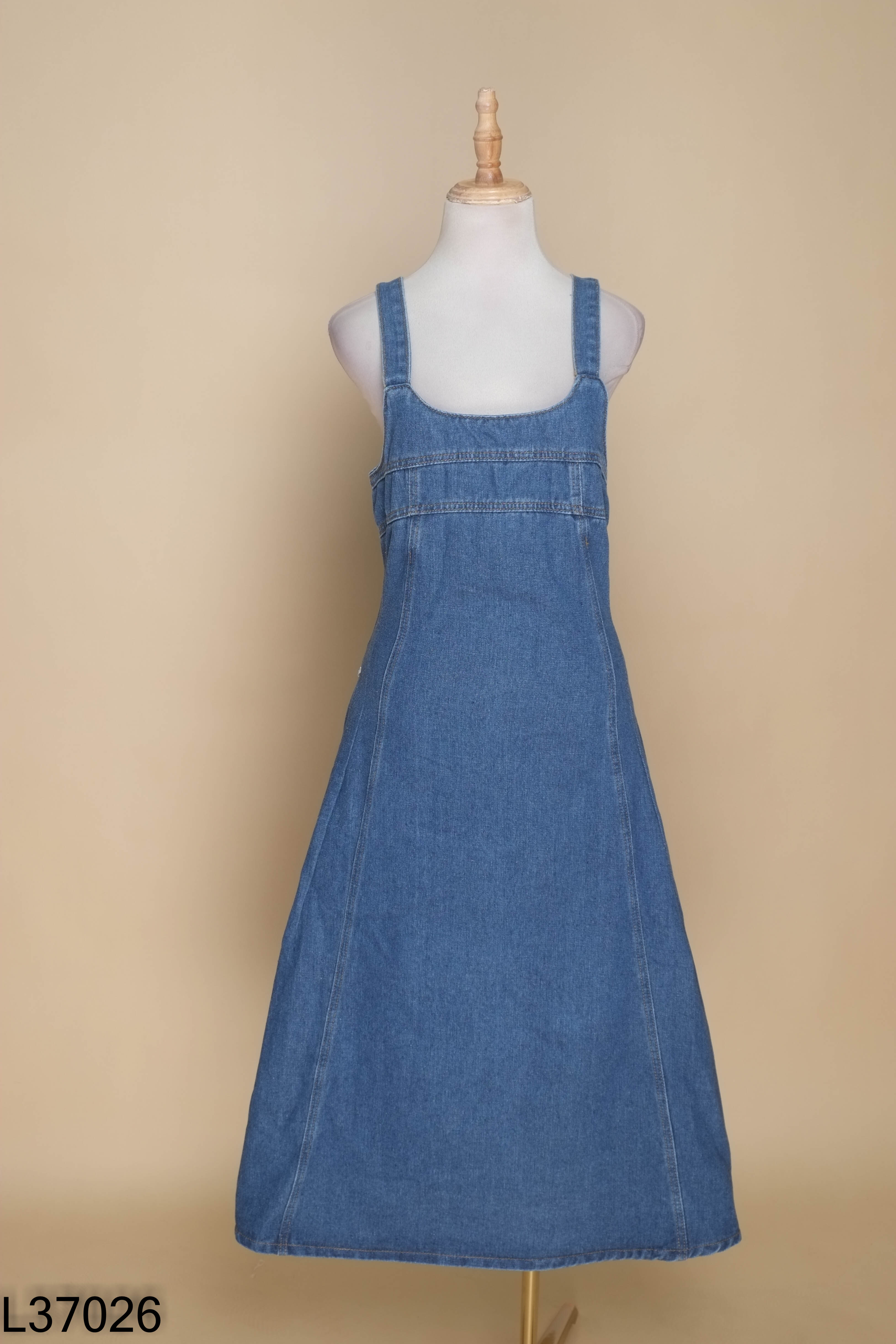 Váy jeans xanh phối khuy