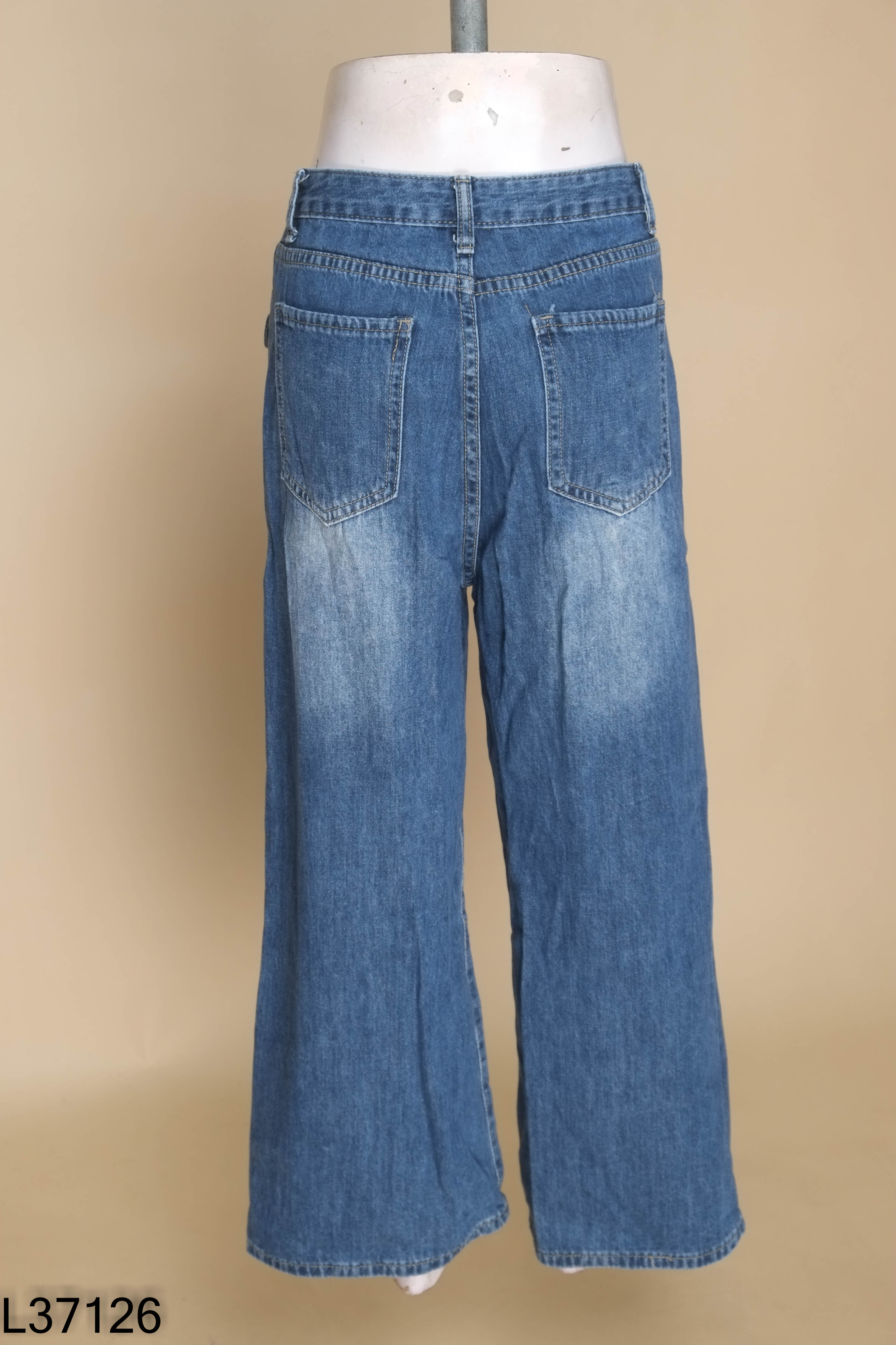 Quần jeans xanh suông