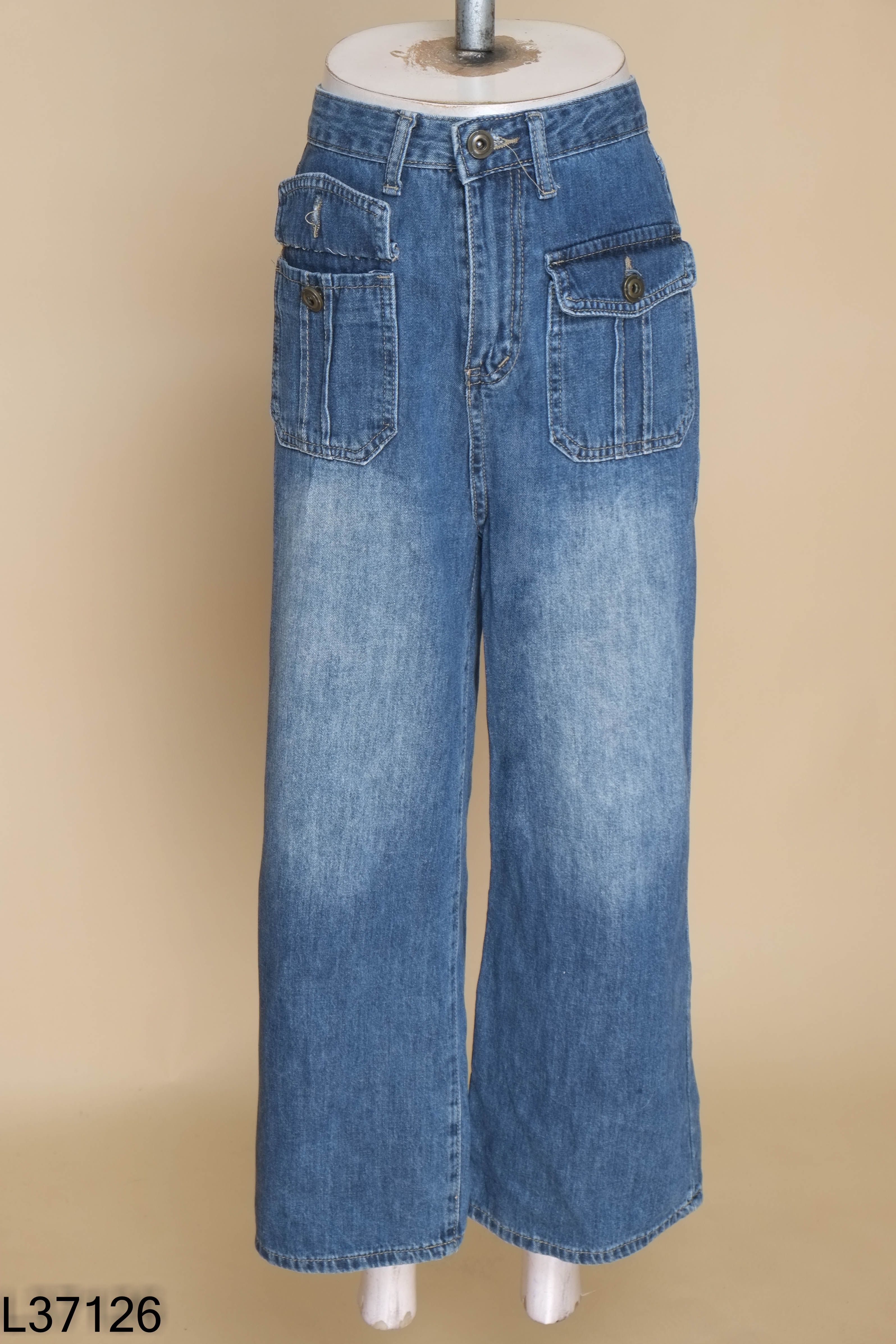 Quần jeans xanh suông