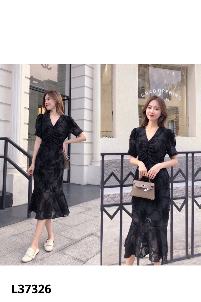 Váy đen cổ dúm phối lông