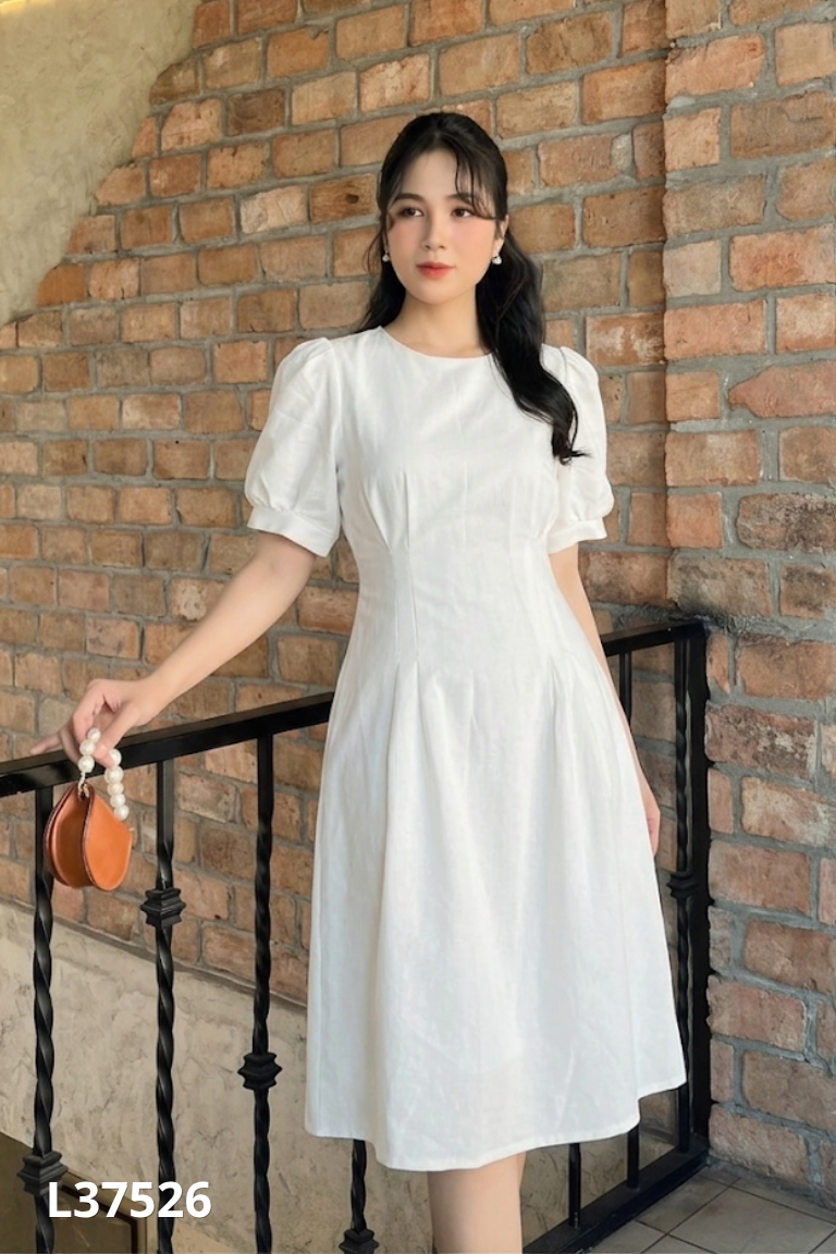 Váy trắng cổ tròn buộc eo