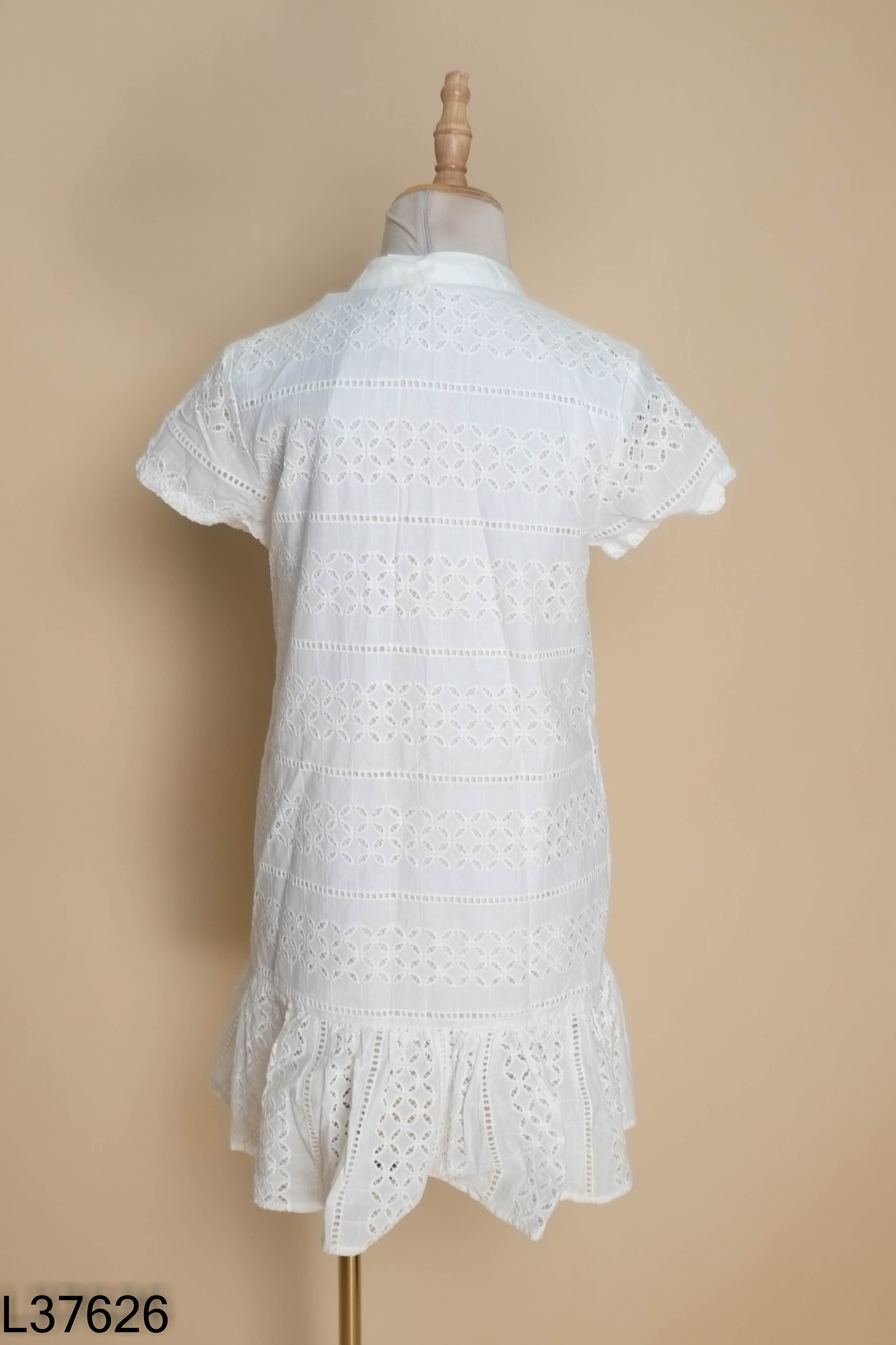 Váy trắng cổ tàu ren