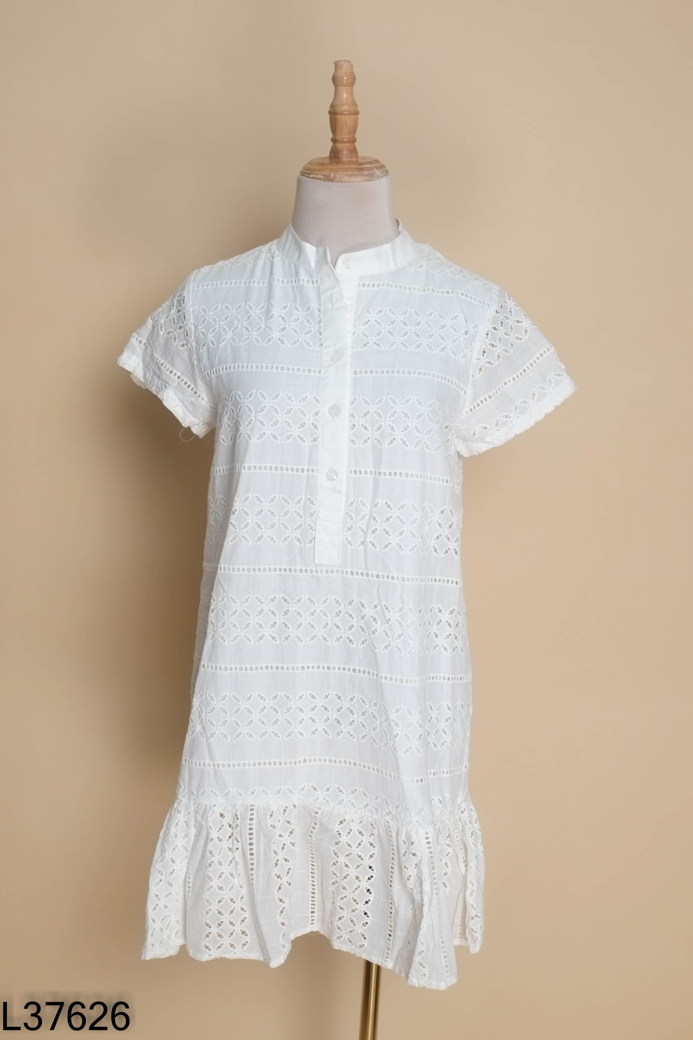 Váy trắng cổ tàu ren