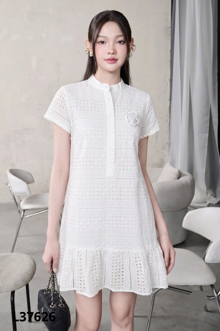 Váy trắng cổ tàu ren