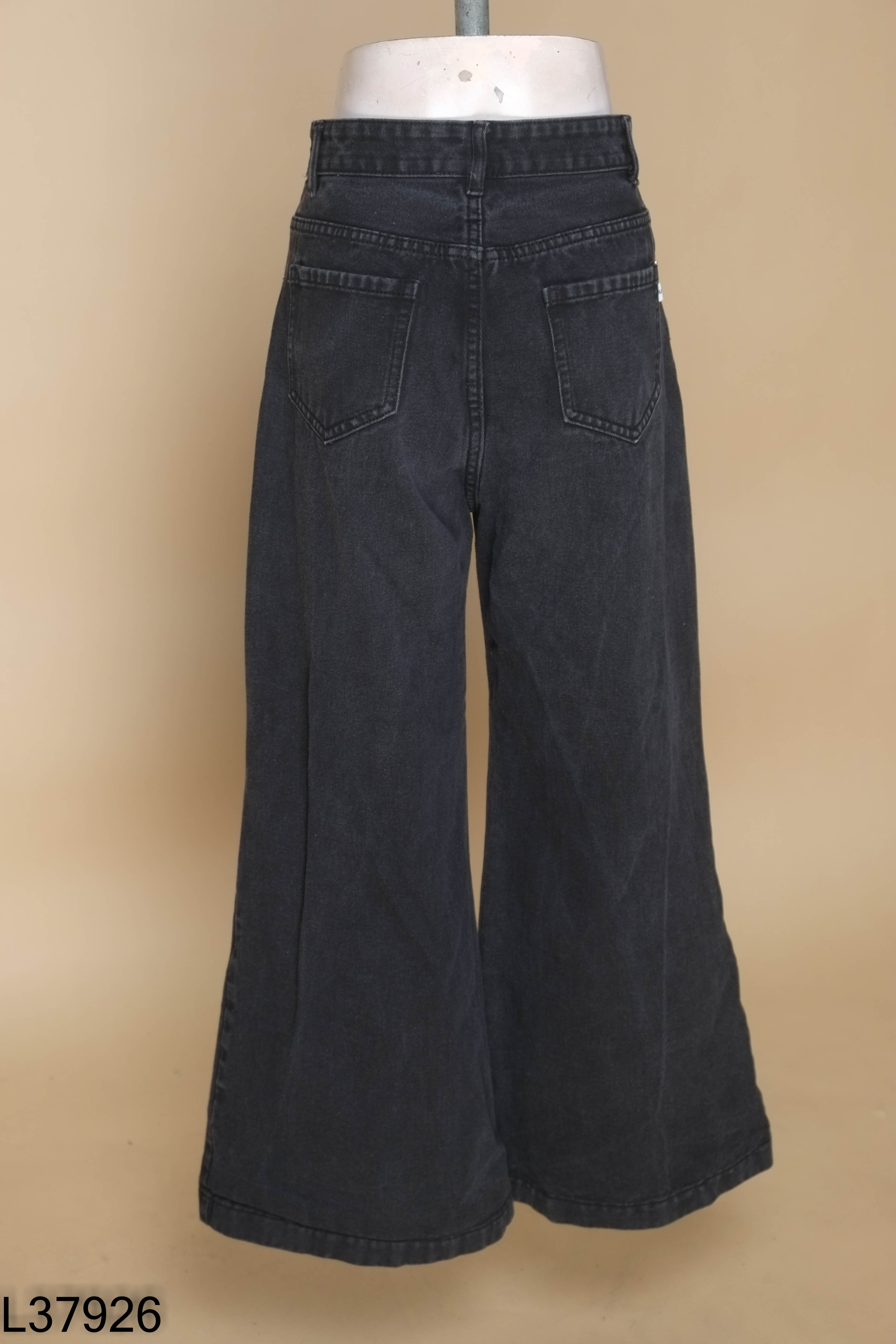 Quần jeans đen suông