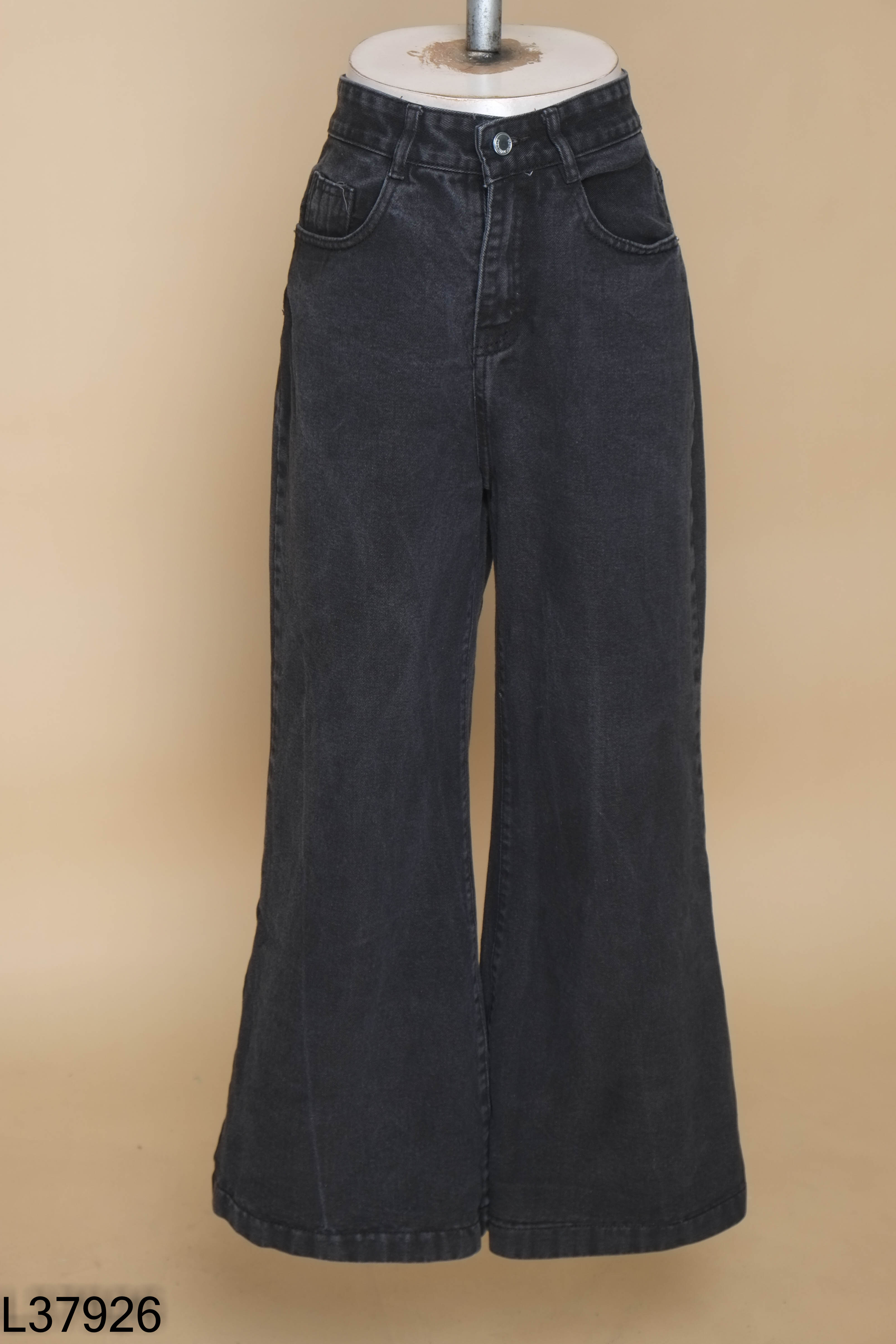 Quần jeans đen suông