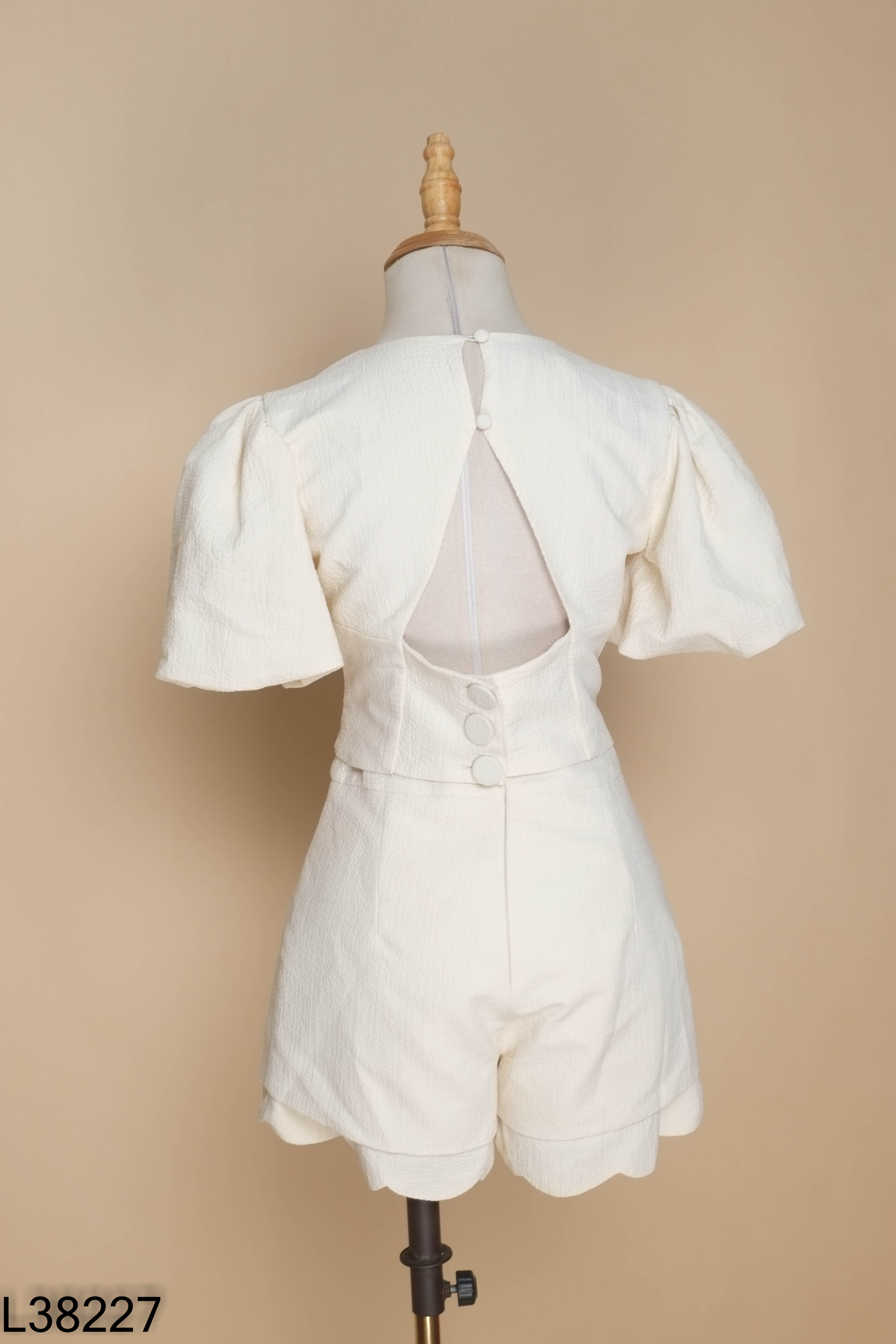 Set Áo be JOIE DES ROSES tay phồng + quần shorts (có vết bẩn)