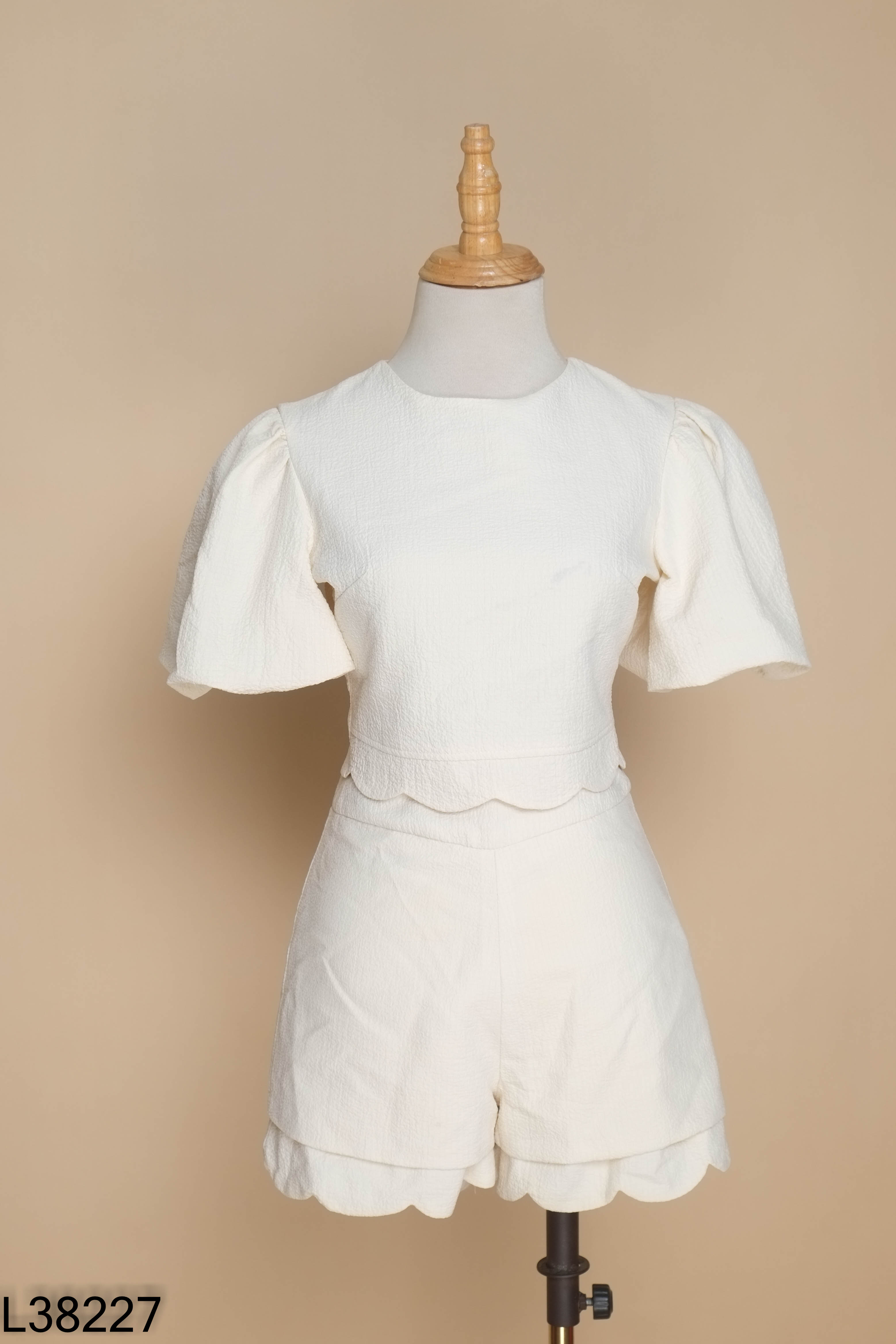 Set Áo be JOIE DES ROSES tay phồng + quần shorts (có vết bẩn)