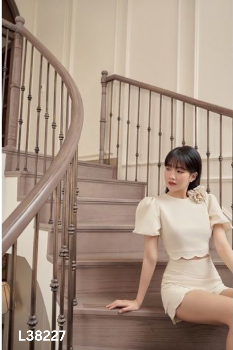 Set Áo be JOIE DES ROSES tay phồng + quần shorts (có vết bẩn)