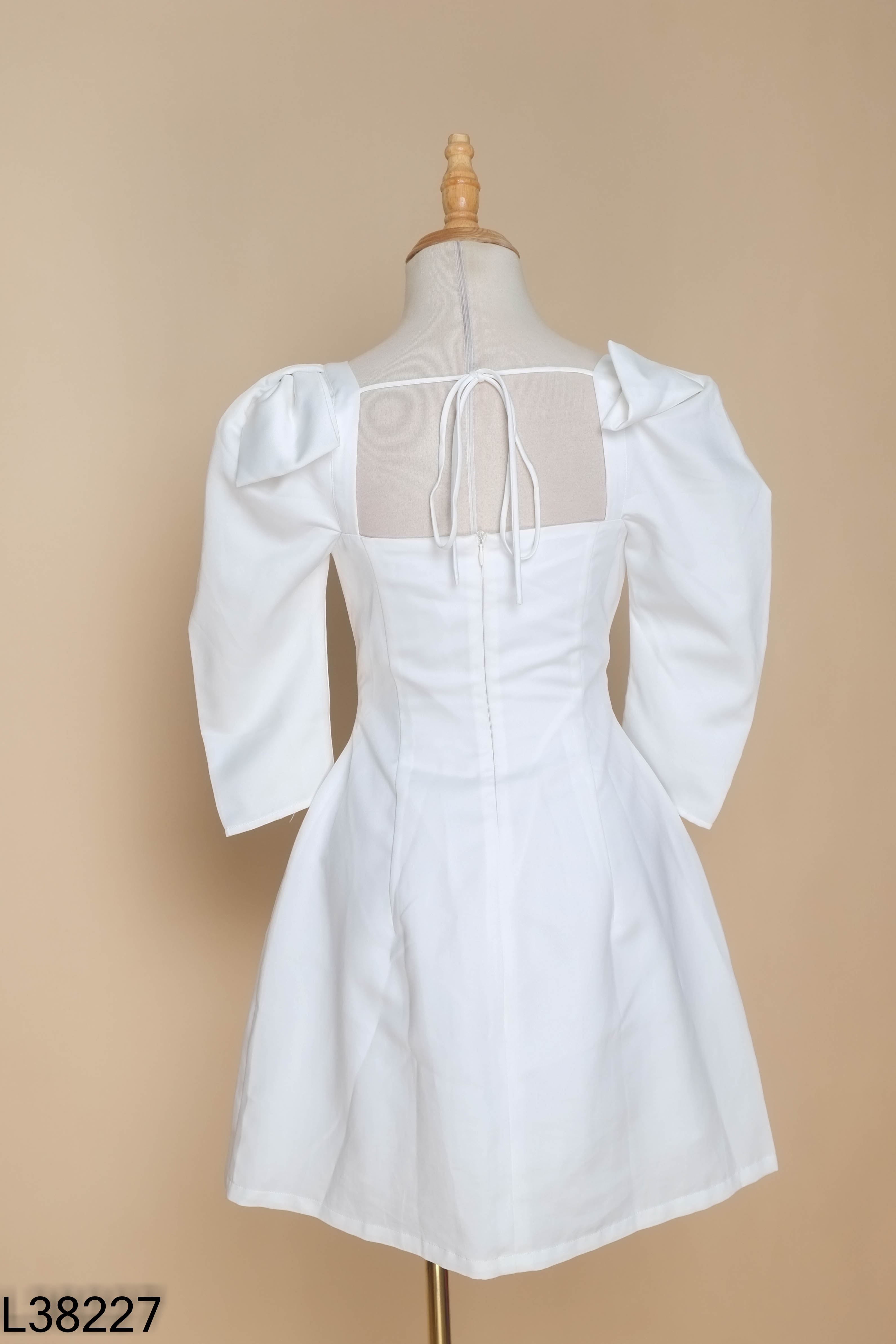Váy trắng RECHIC xoắn ngực