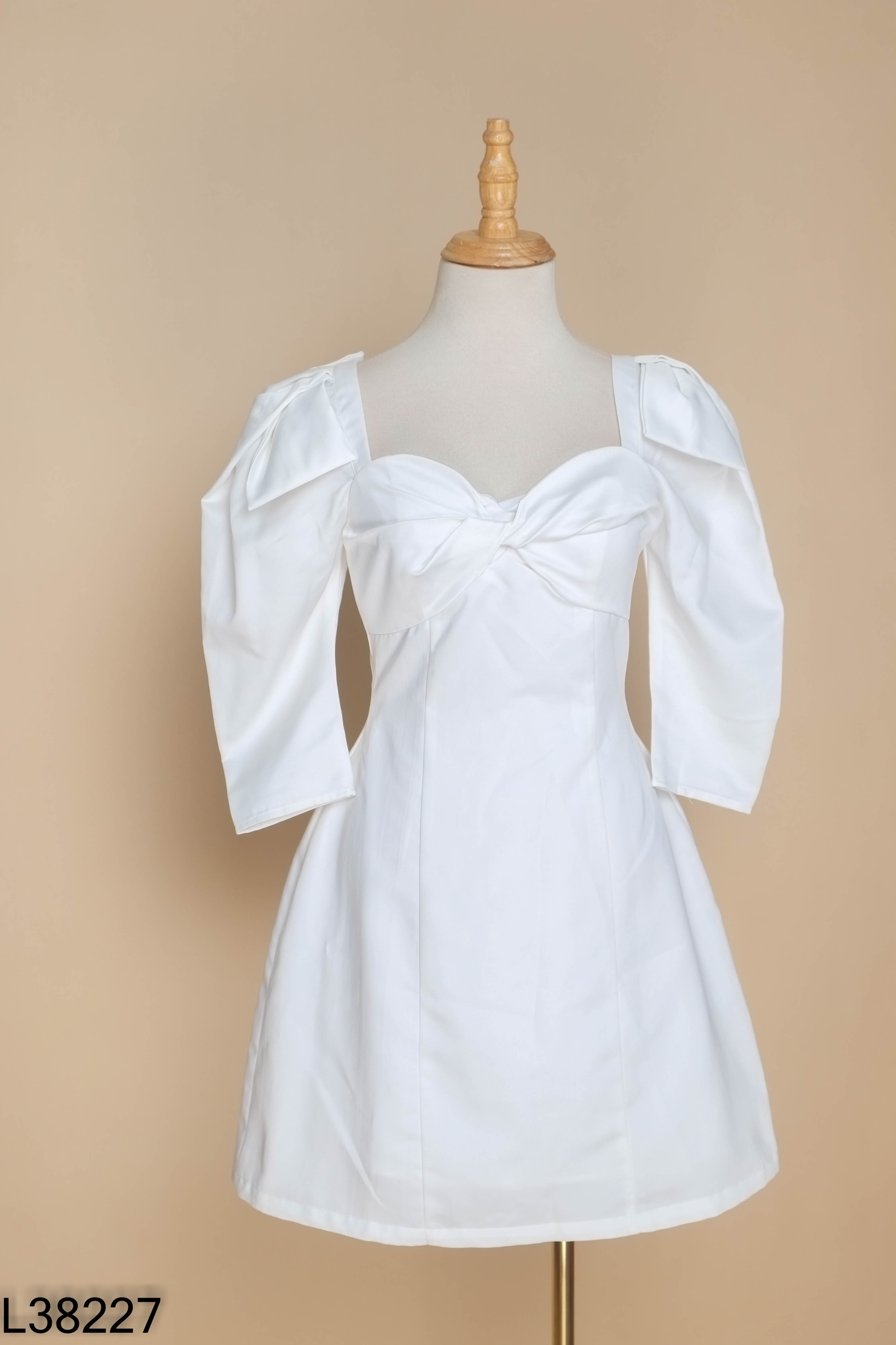 Váy trắng RECHIC xoắn ngực