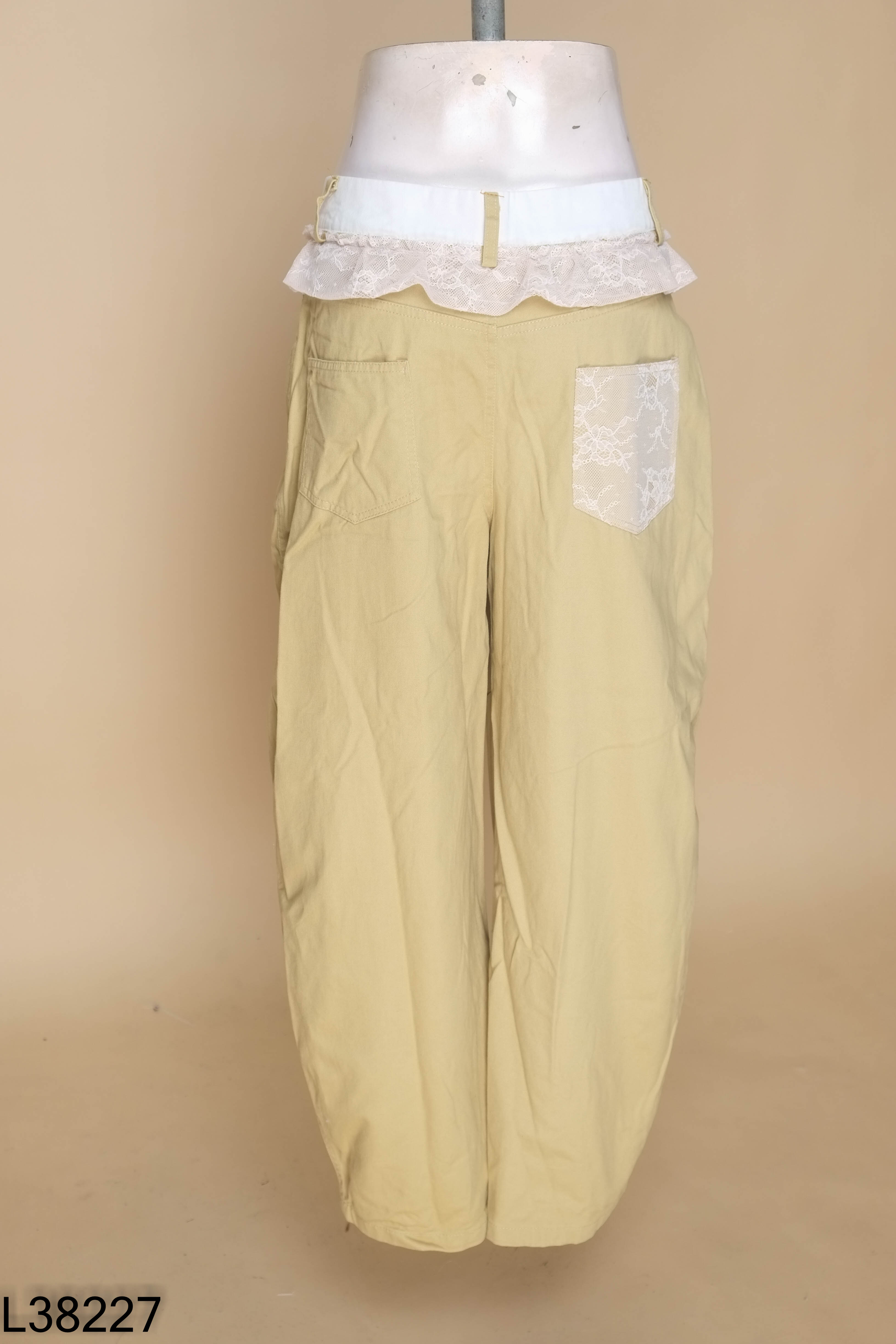 Quần kaki be phối bèo ren