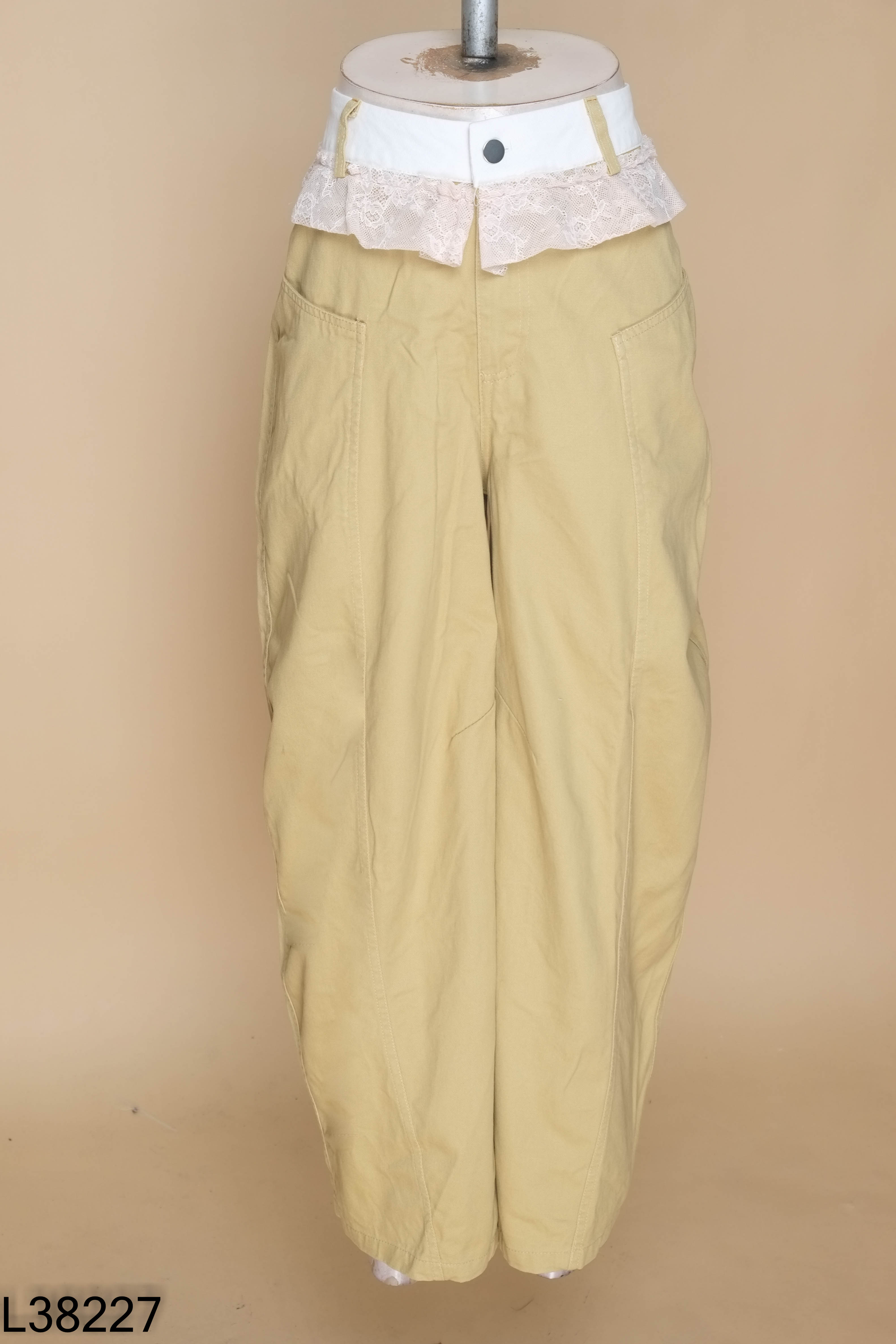Quần kaki be phối bèo ren