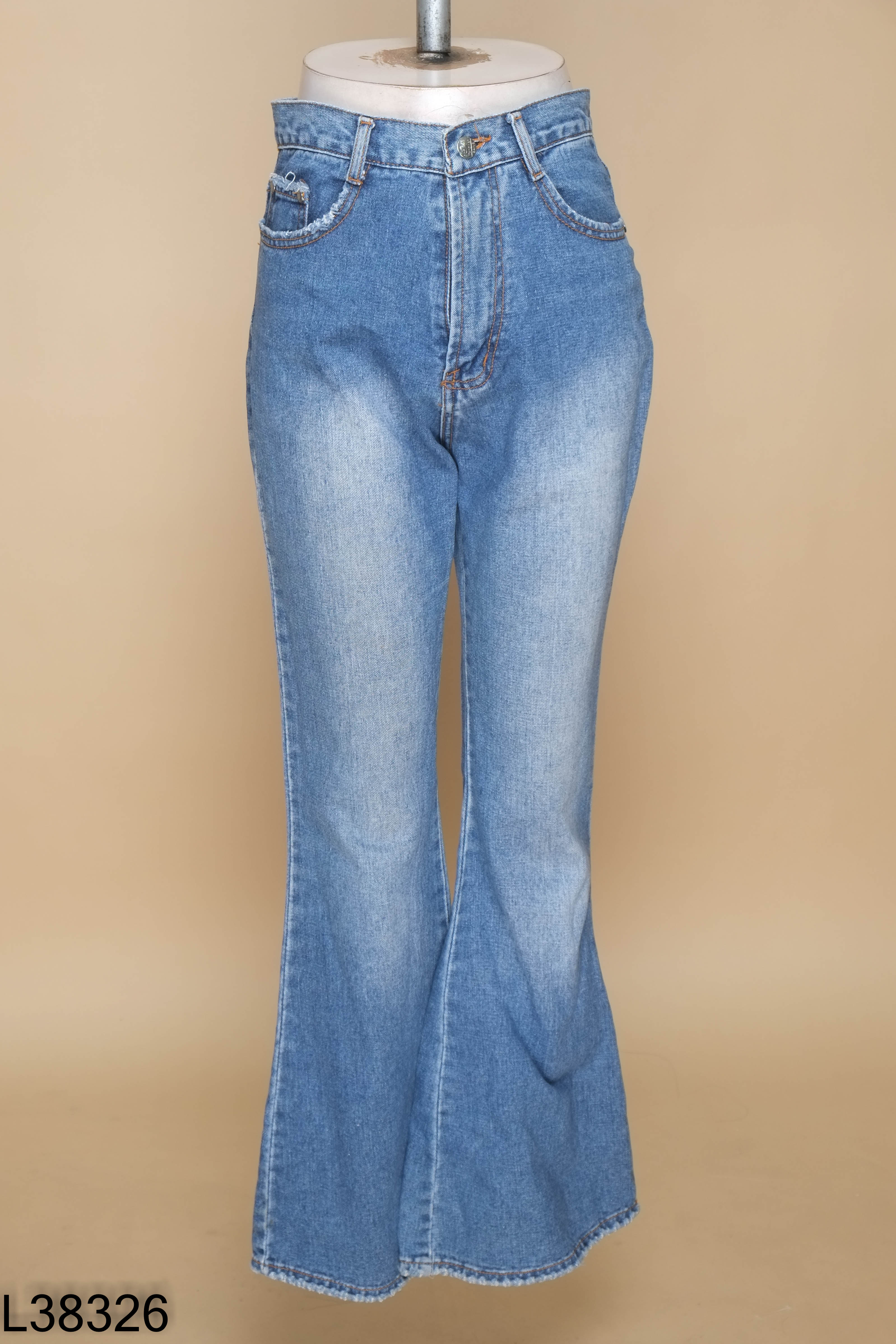 Quần jeans xanh dáng loe