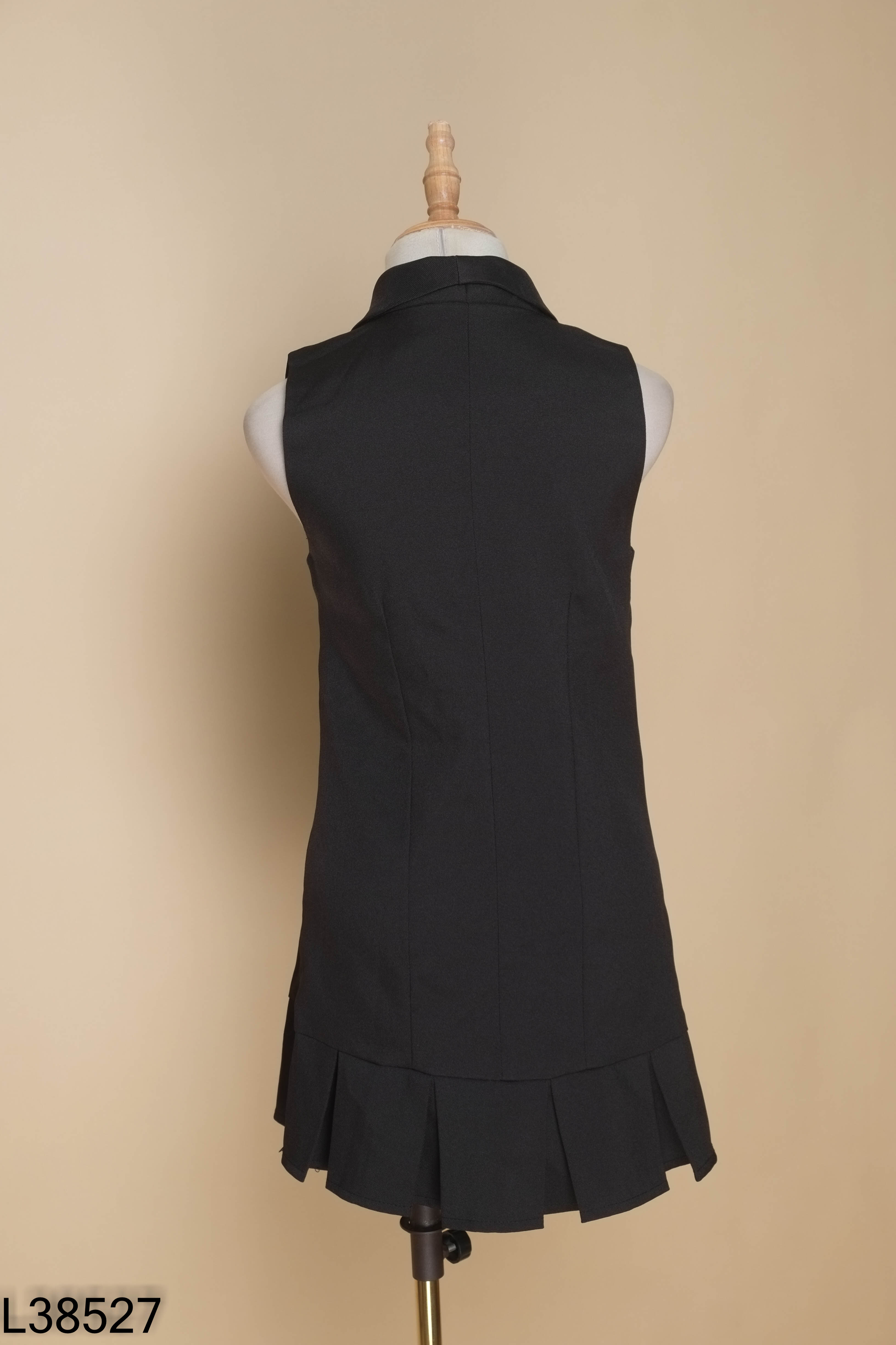 Váy đen phối kiểu blazer sát nách