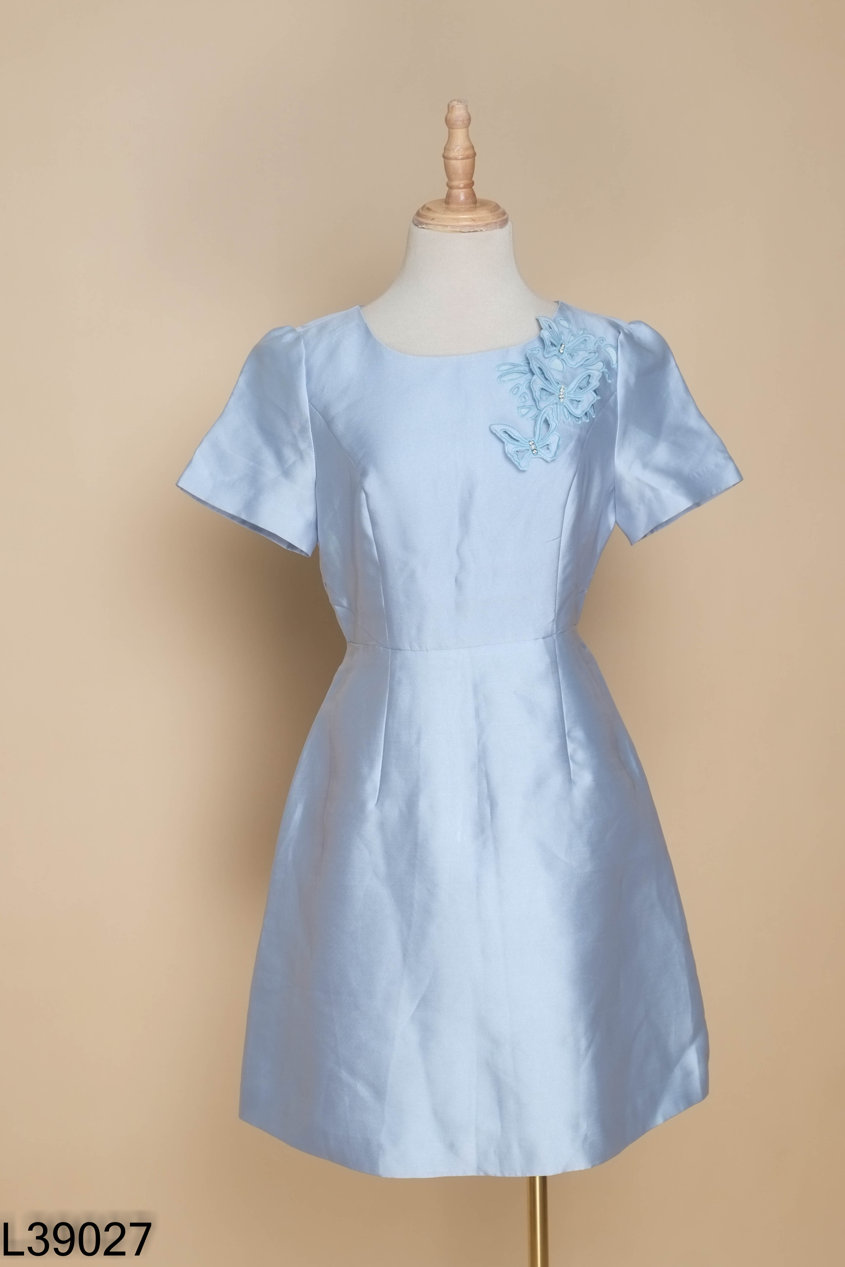 Váy taffta xanh đính bướm