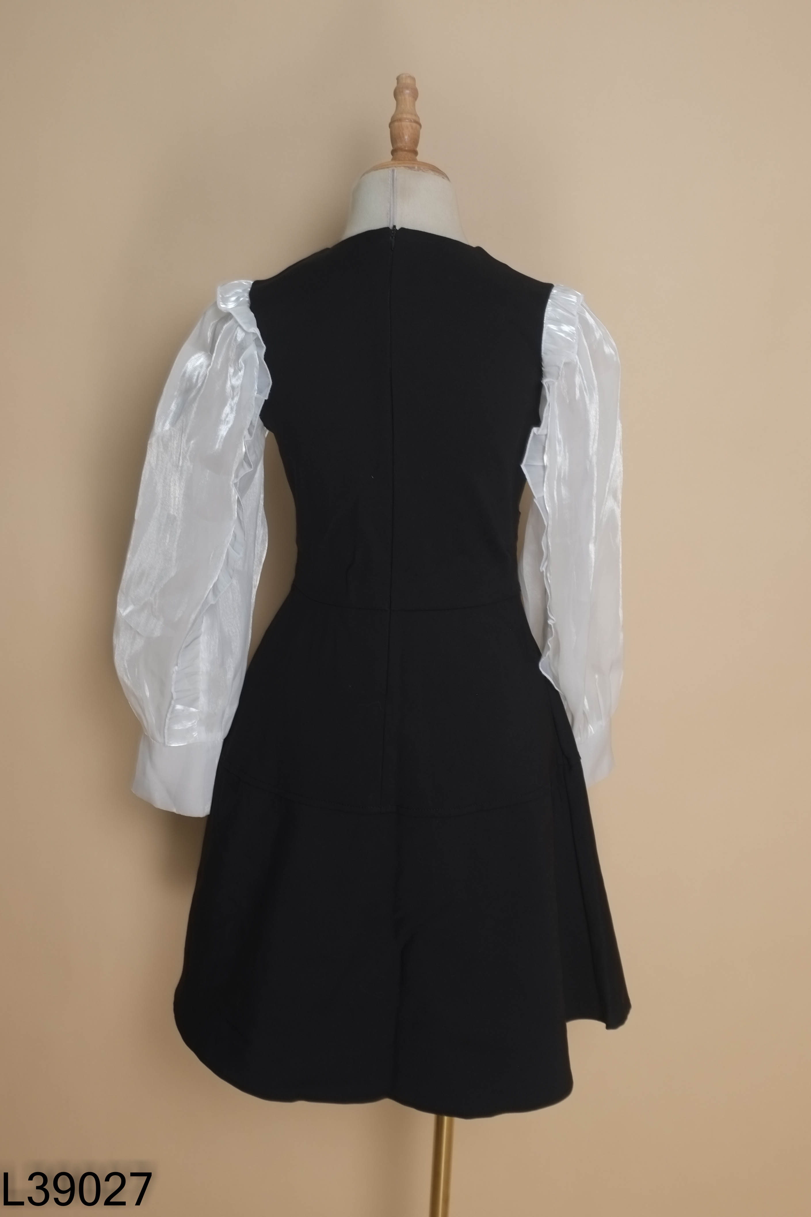 Váy đen phối tay organza trắng
