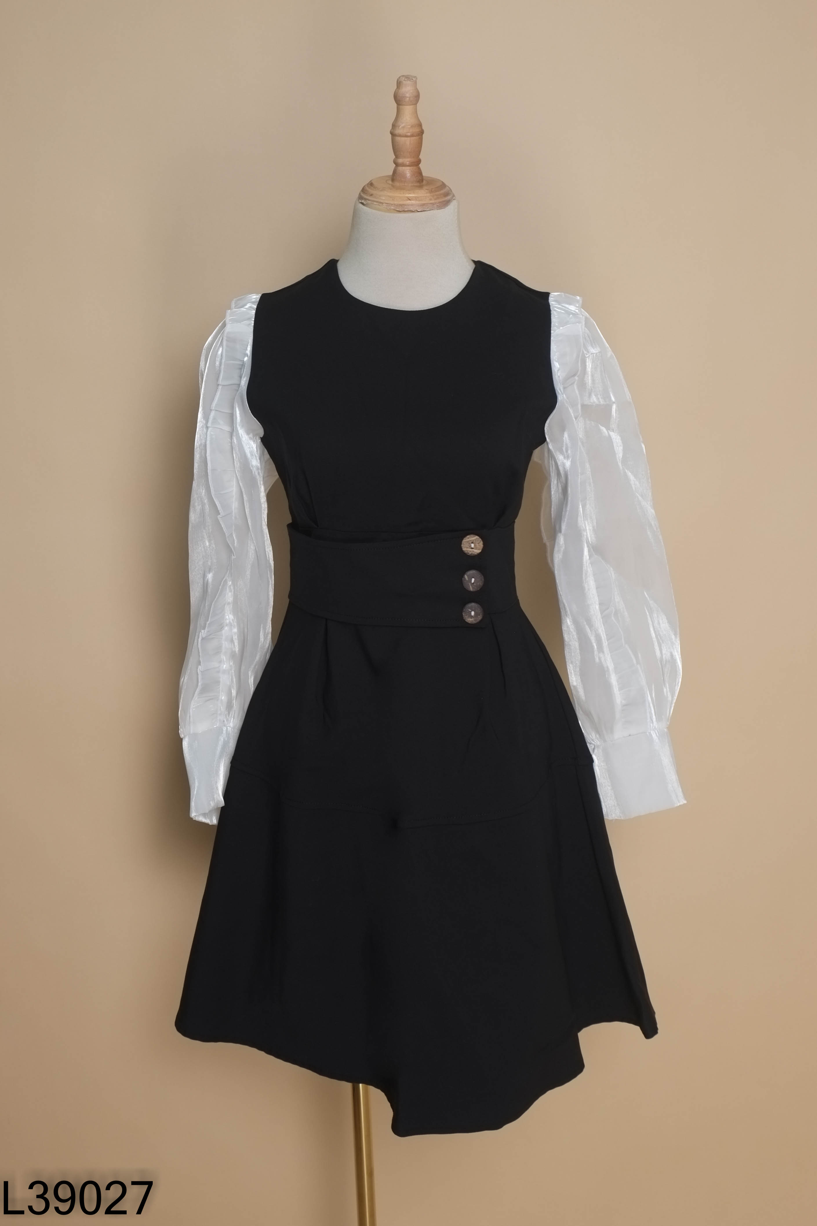 Váy đen phối tay organza trắng