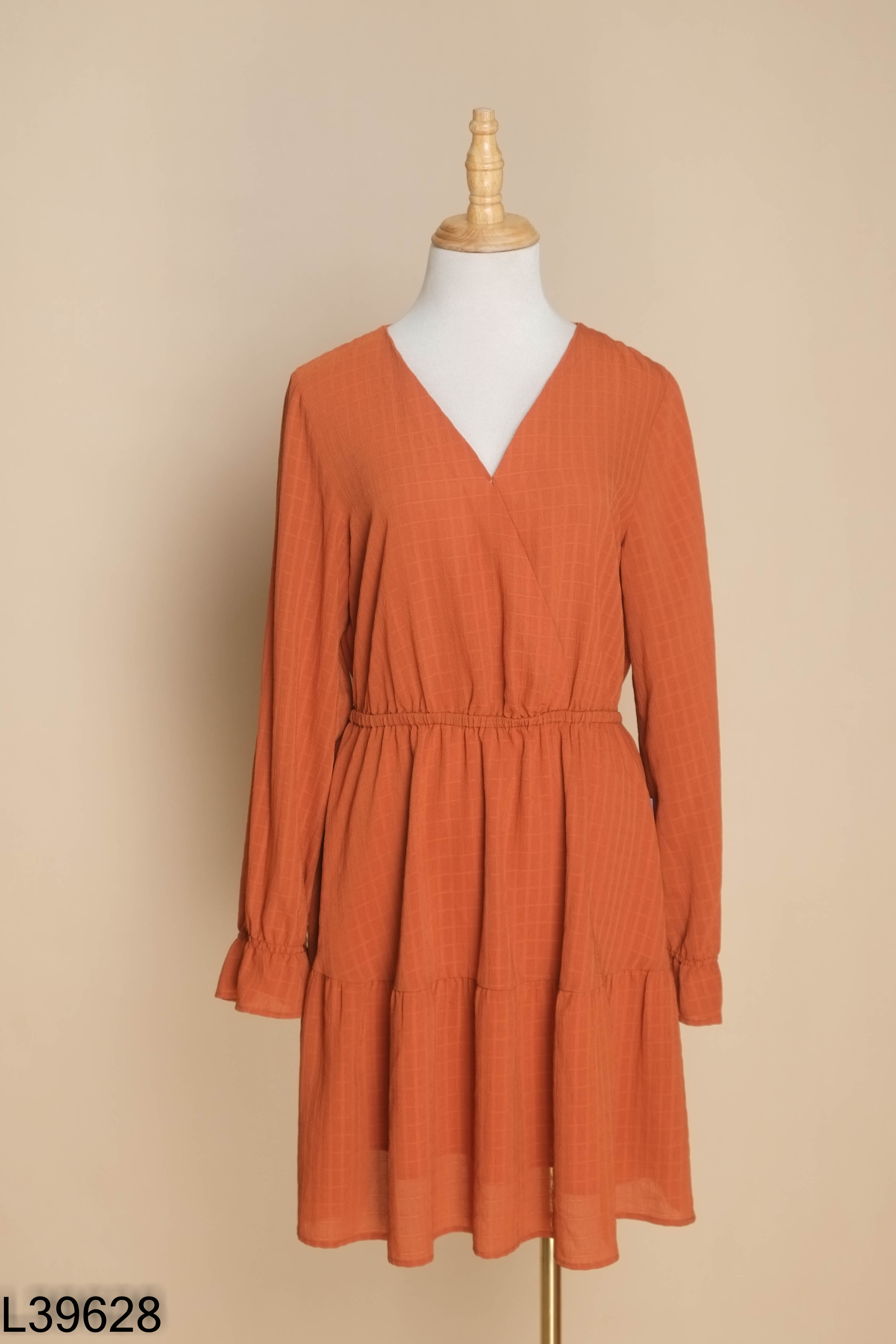 Váy nâu 92WEAR cổ V trơn