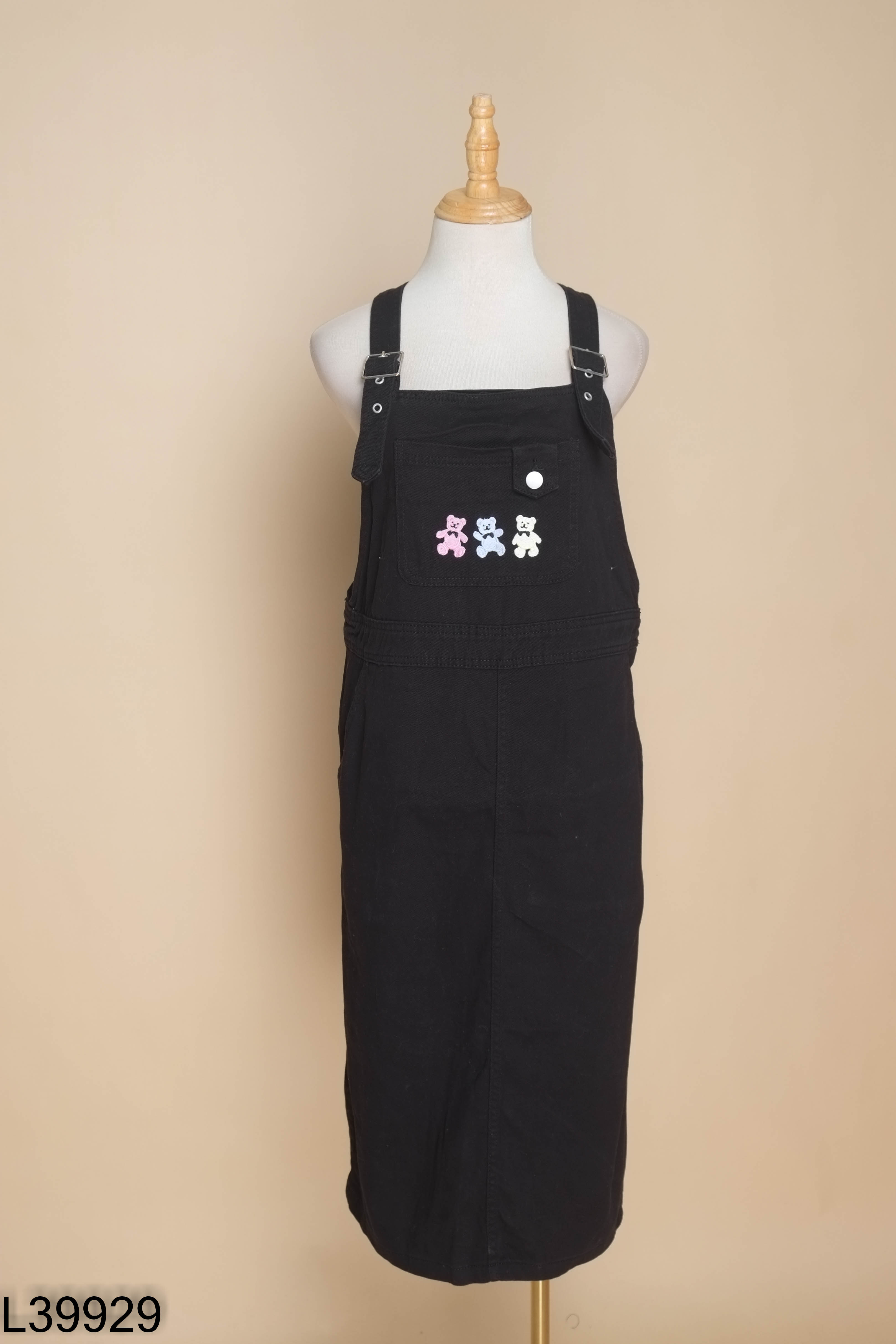 Yếm váy jeans đen thêu gấu