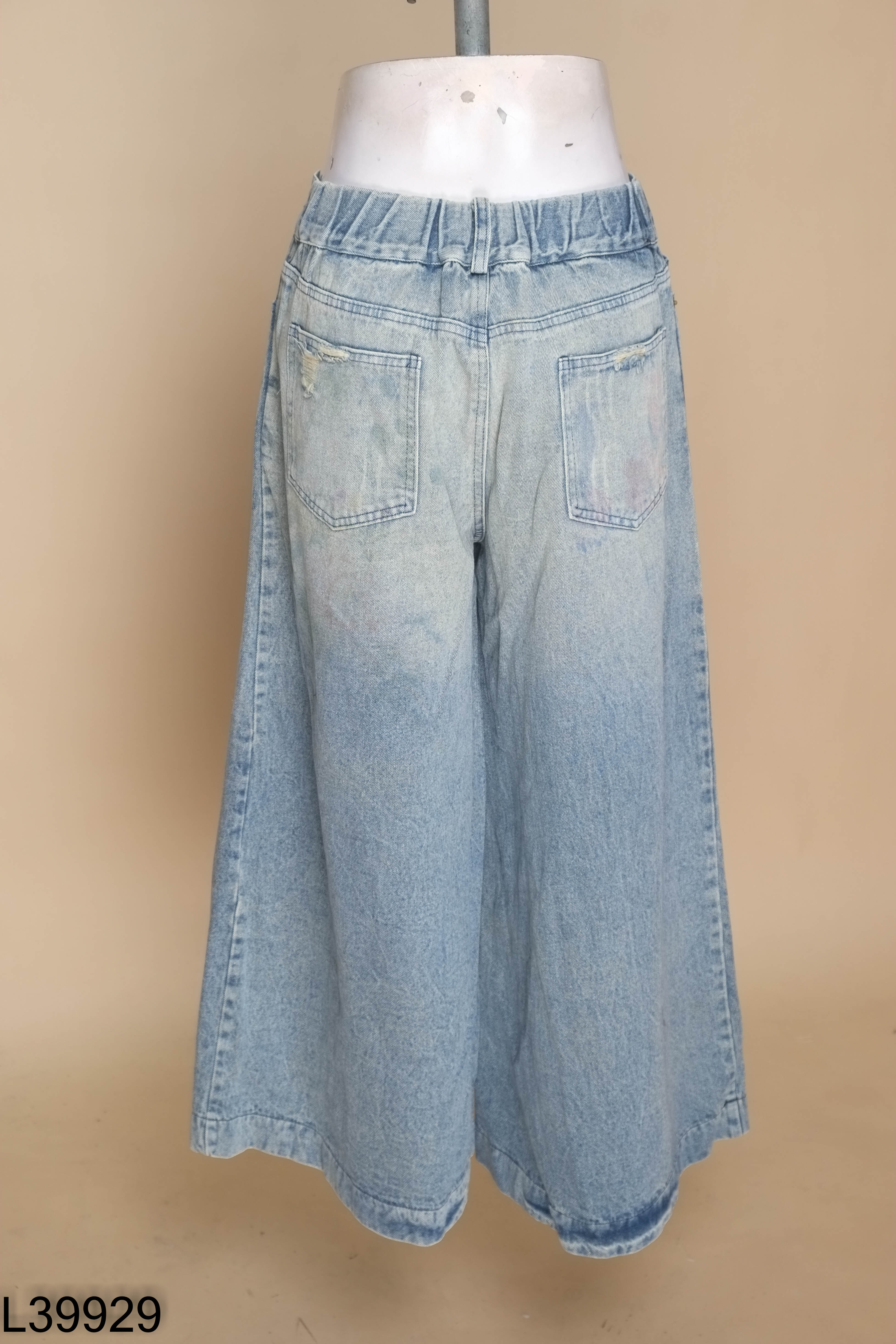 Quần jeans xanh rách