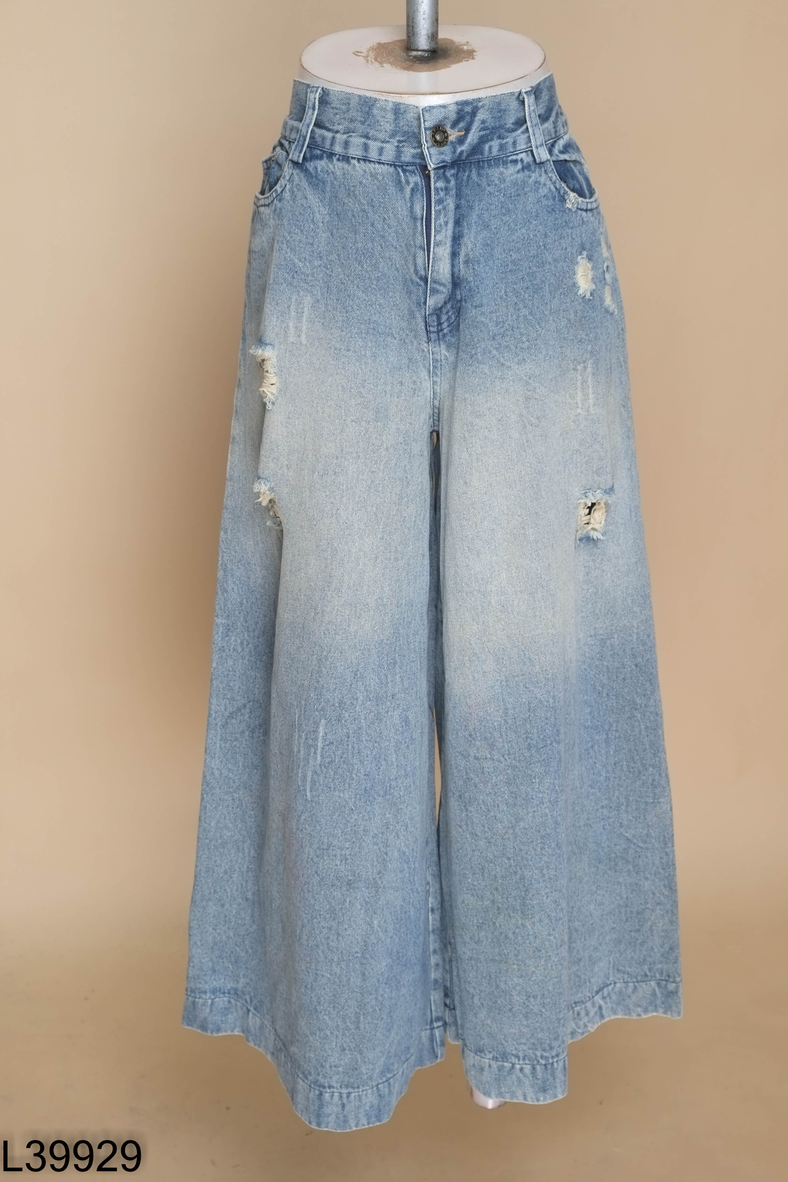 Quần jeans xanh rách