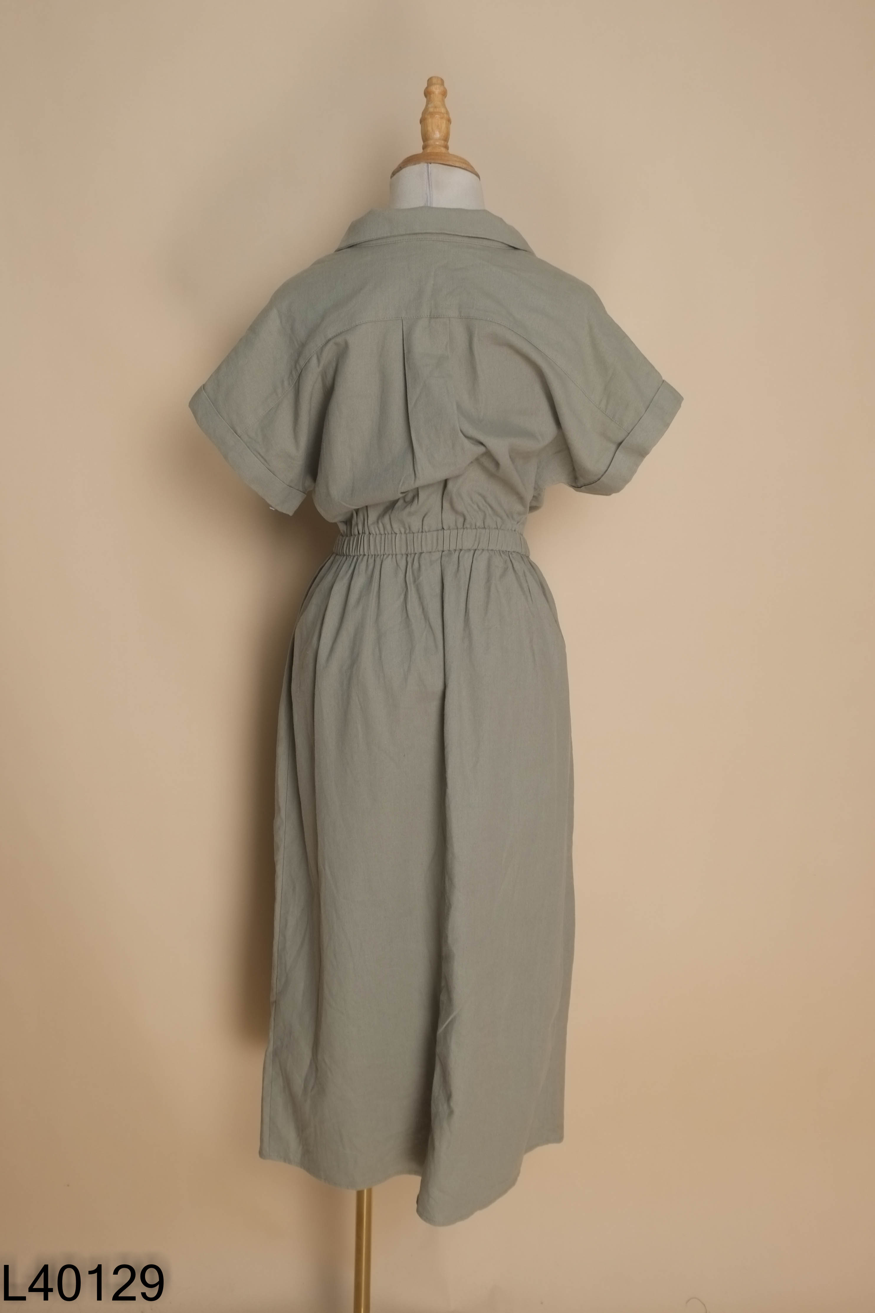 Váy linen xanh dài phối cúc