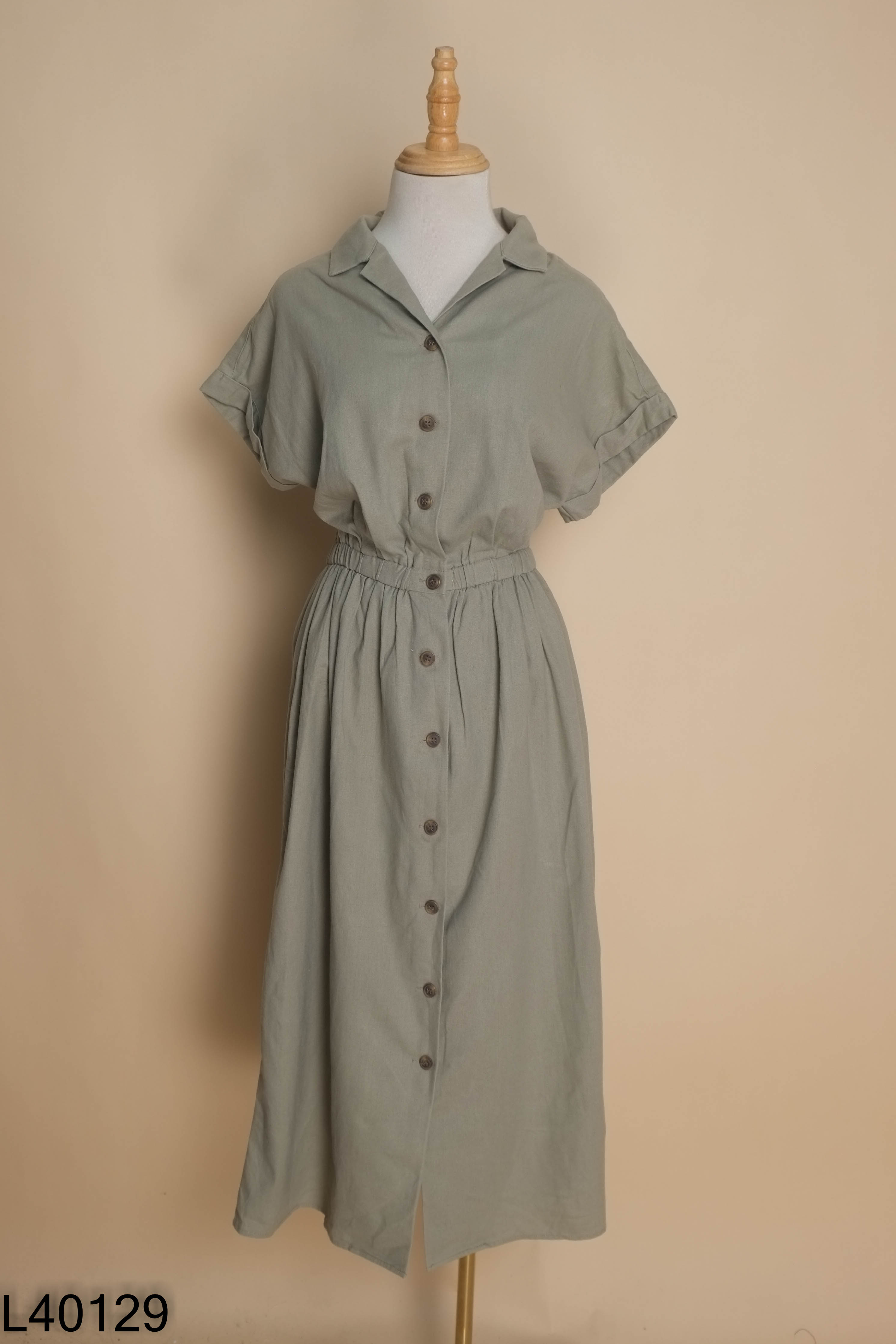 Váy linen xanh dài phối cúc