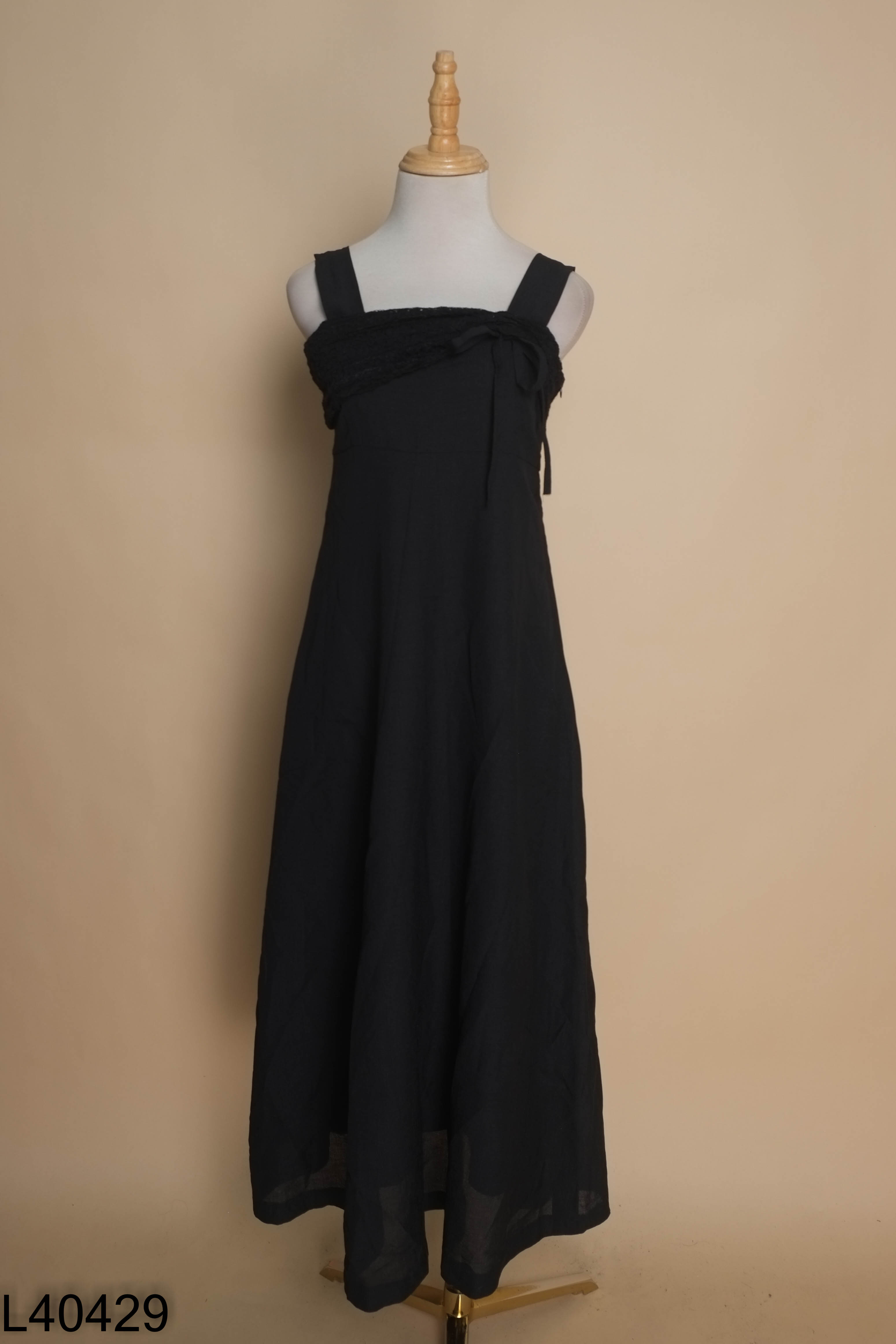 Váy 2 dây đen phối ren