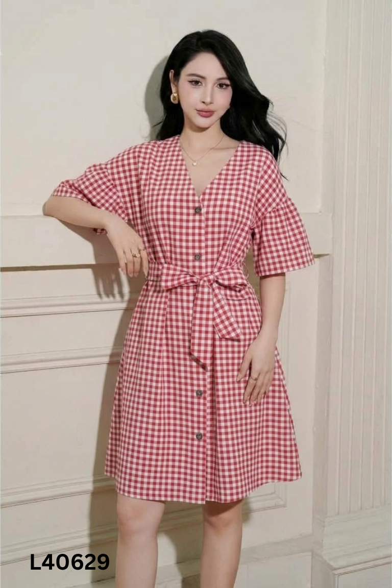 Váy đỏ caro trắng