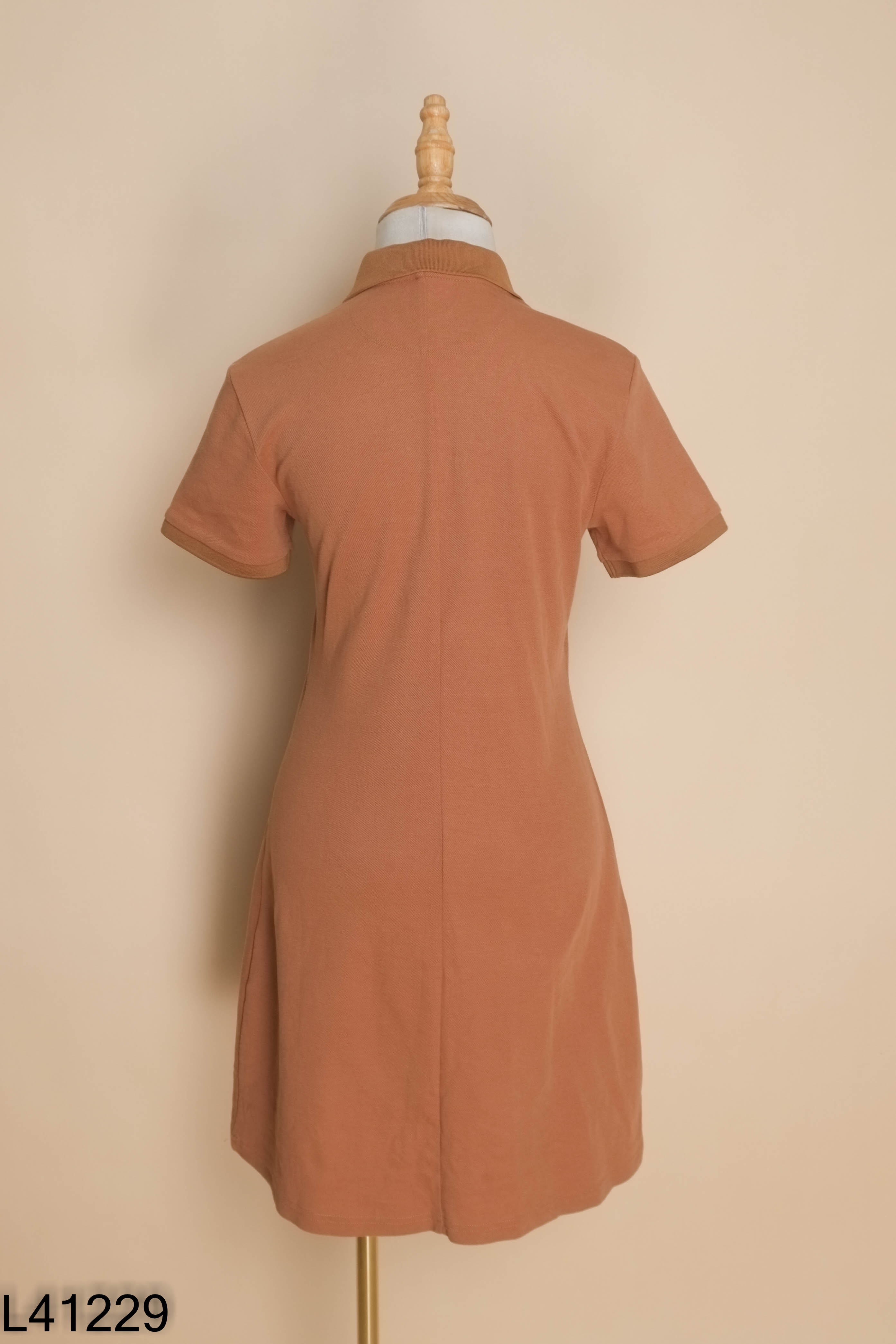 Váy polo nâu YODY in chữ