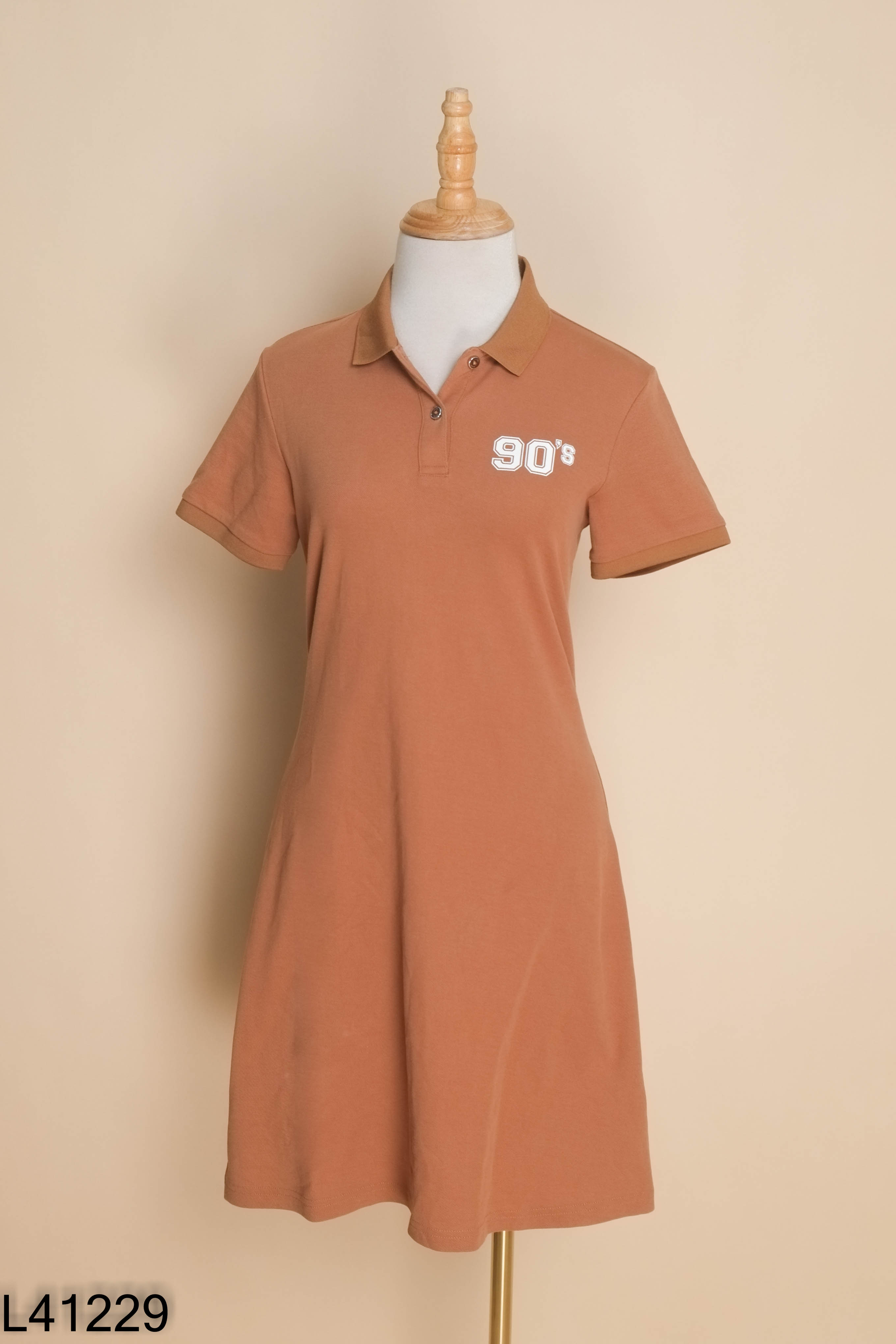 Váy polo nâu YODY in chữ