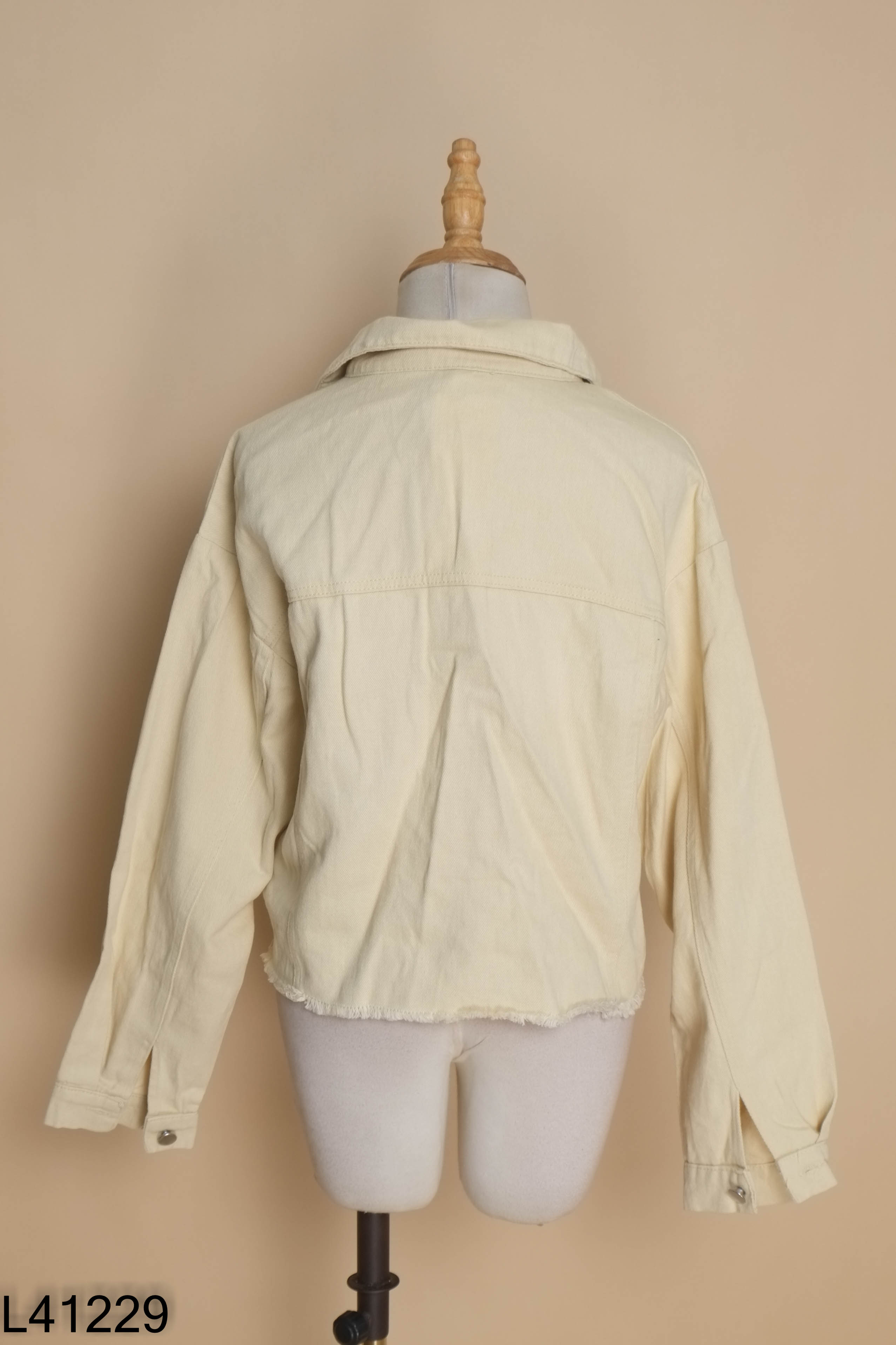 NEWTAG Áo khoác jeans be cúc bạc