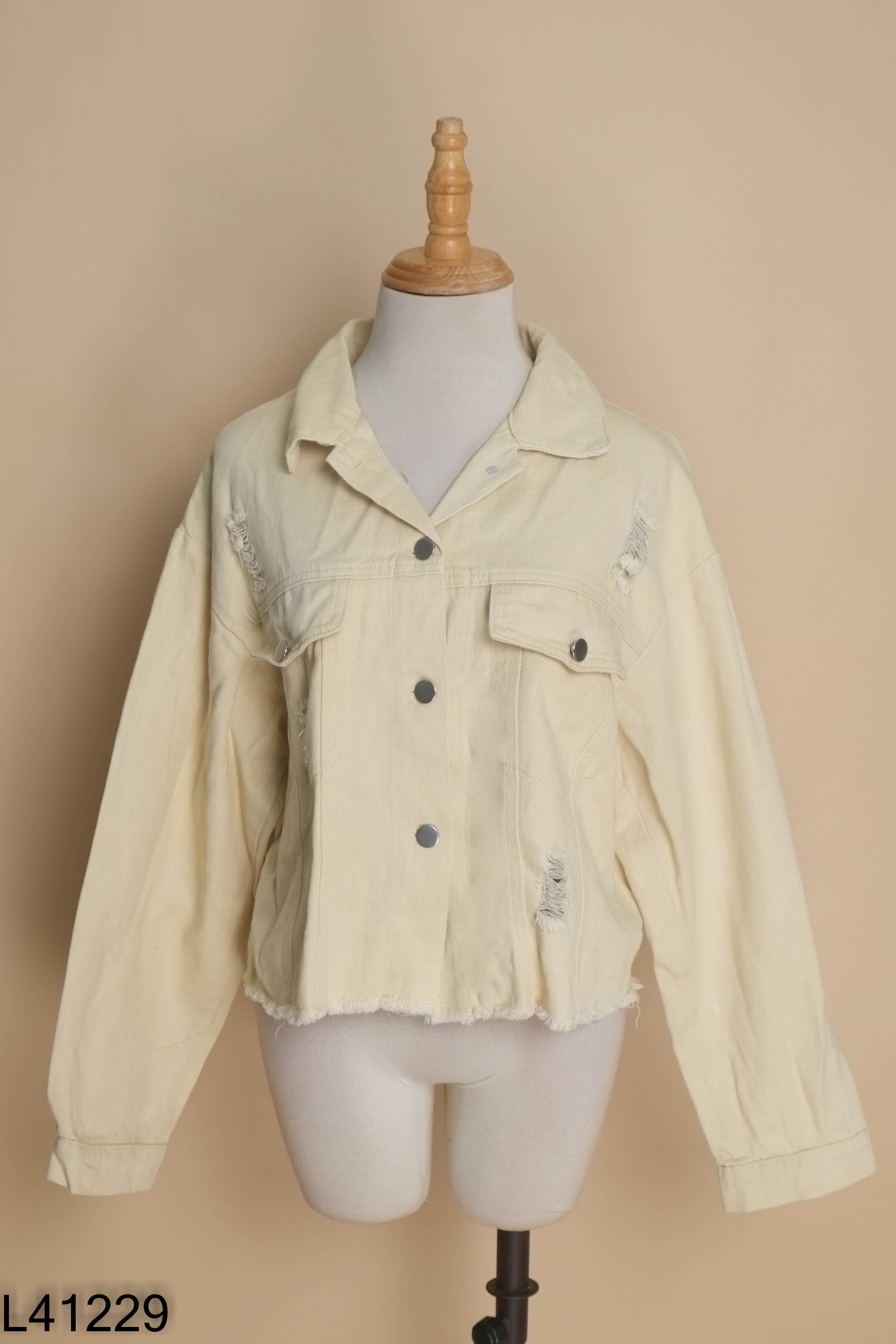 NEWTAG Áo khoác jeans be cúc bạc