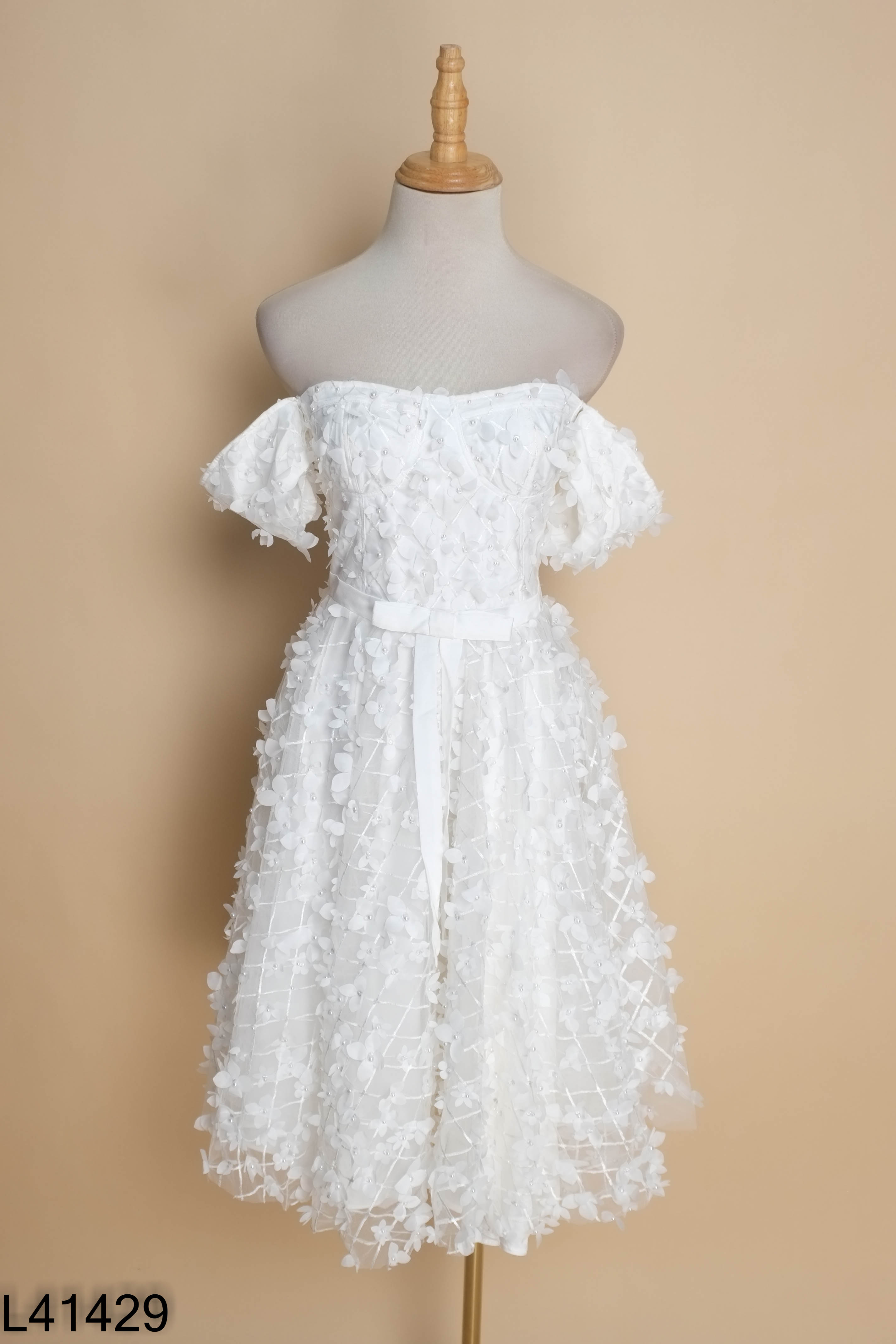 NEWTAG Váy trắng ALLURE đính hoa