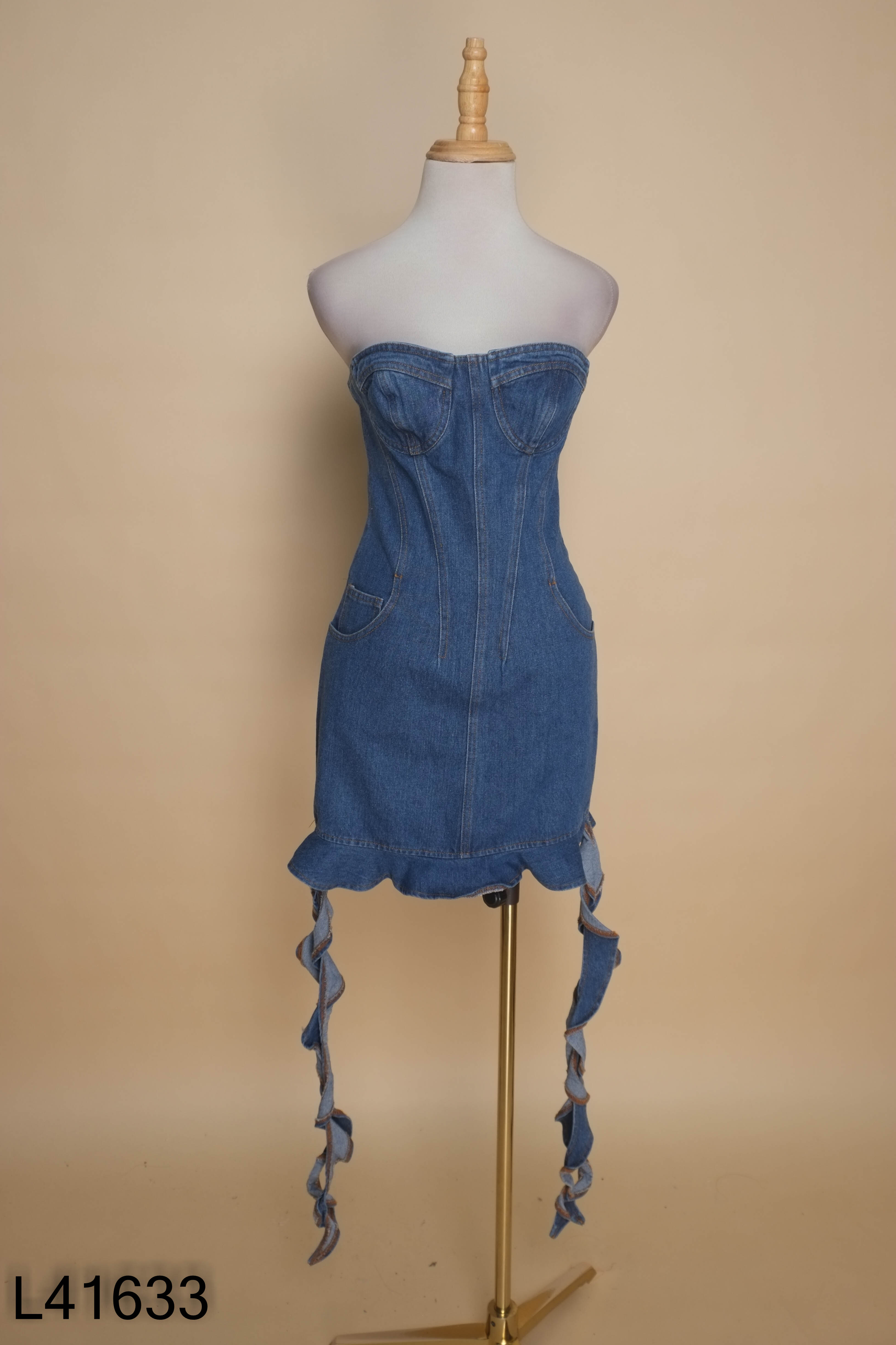 Váy jeans xanh cúp ngực tua rua