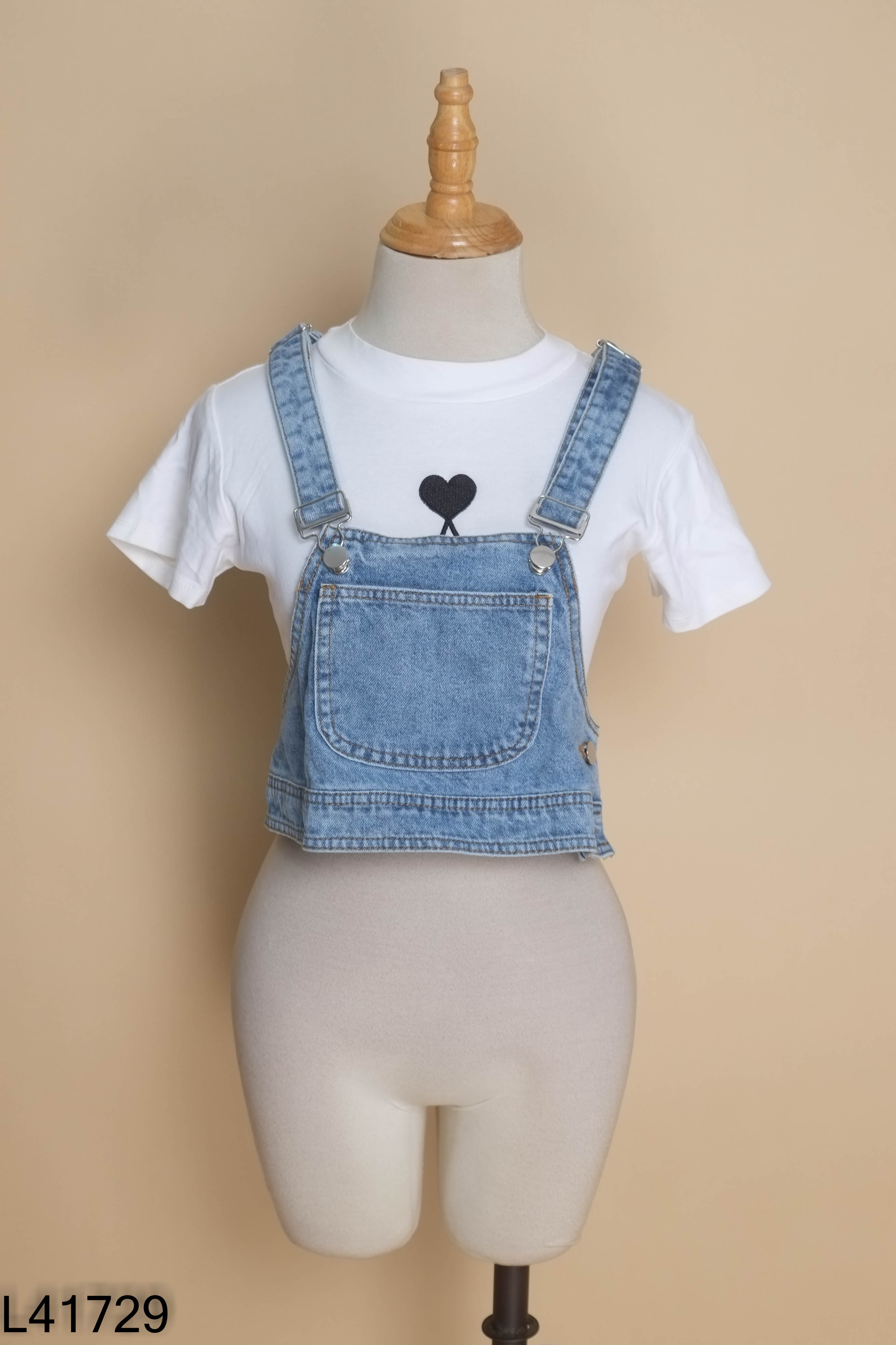 Set Áo trắng thêu trái tim + áo yếm jeans