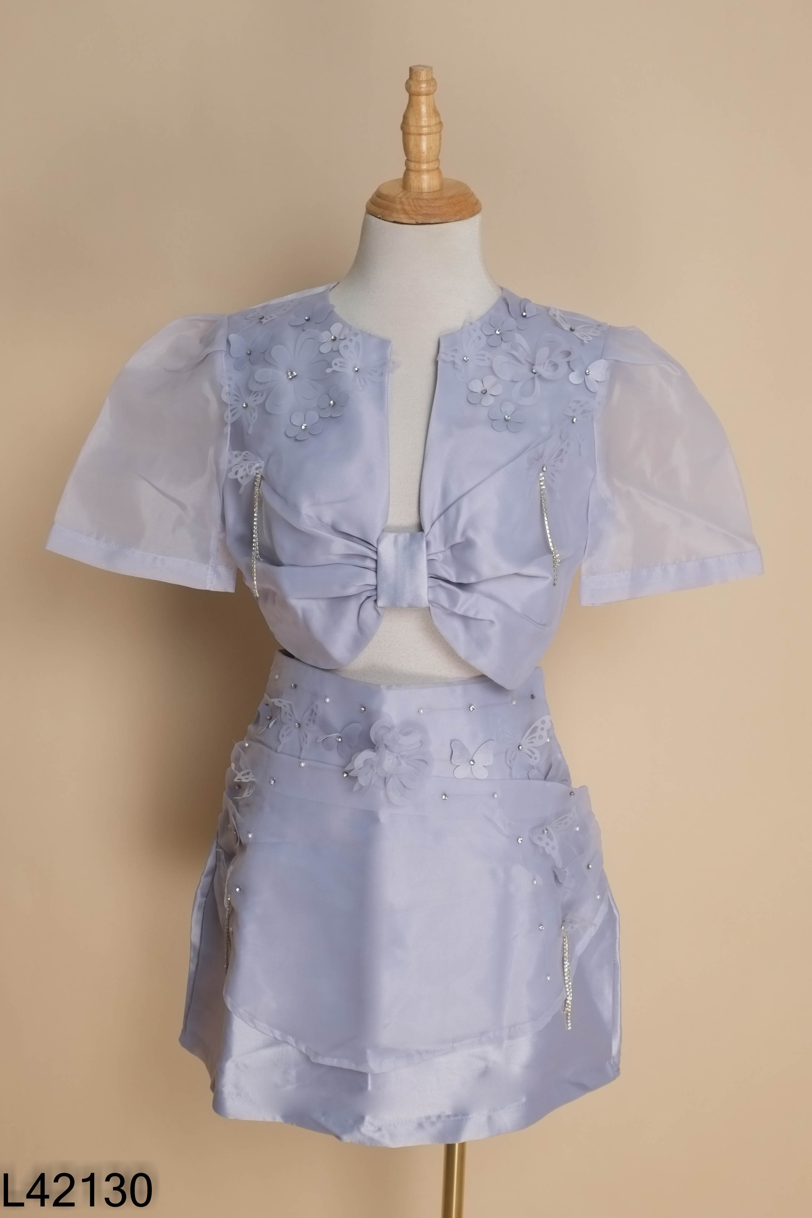 NEWTAG Set áo croptop + chân váy xanh đính bướm