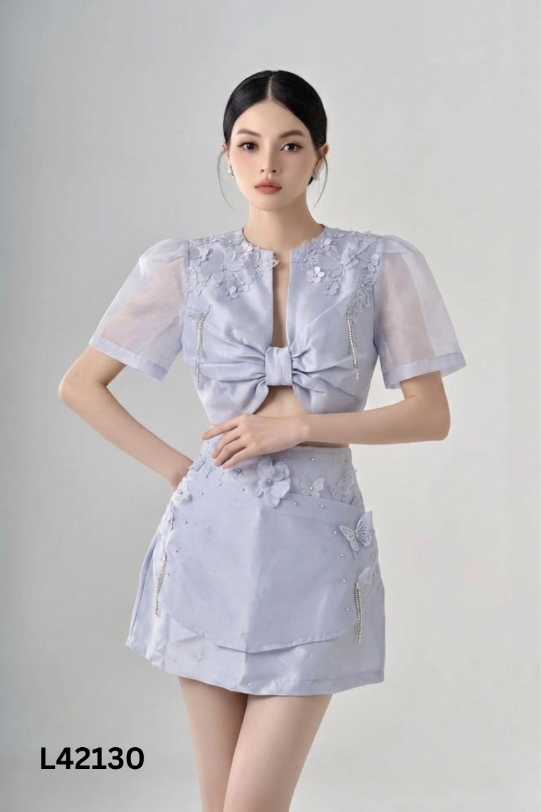 NEWTAG Set áo croptop + chân váy xanh đính bướm