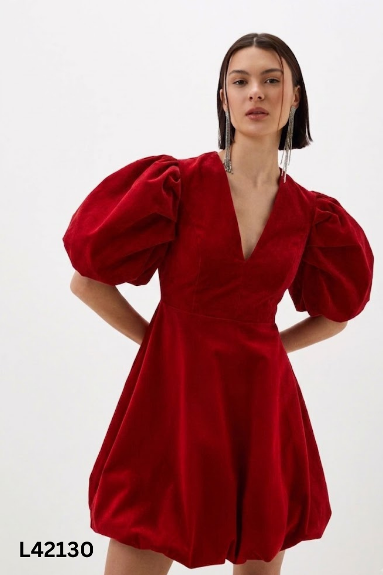 Váy nhung đỏ đô cổ V