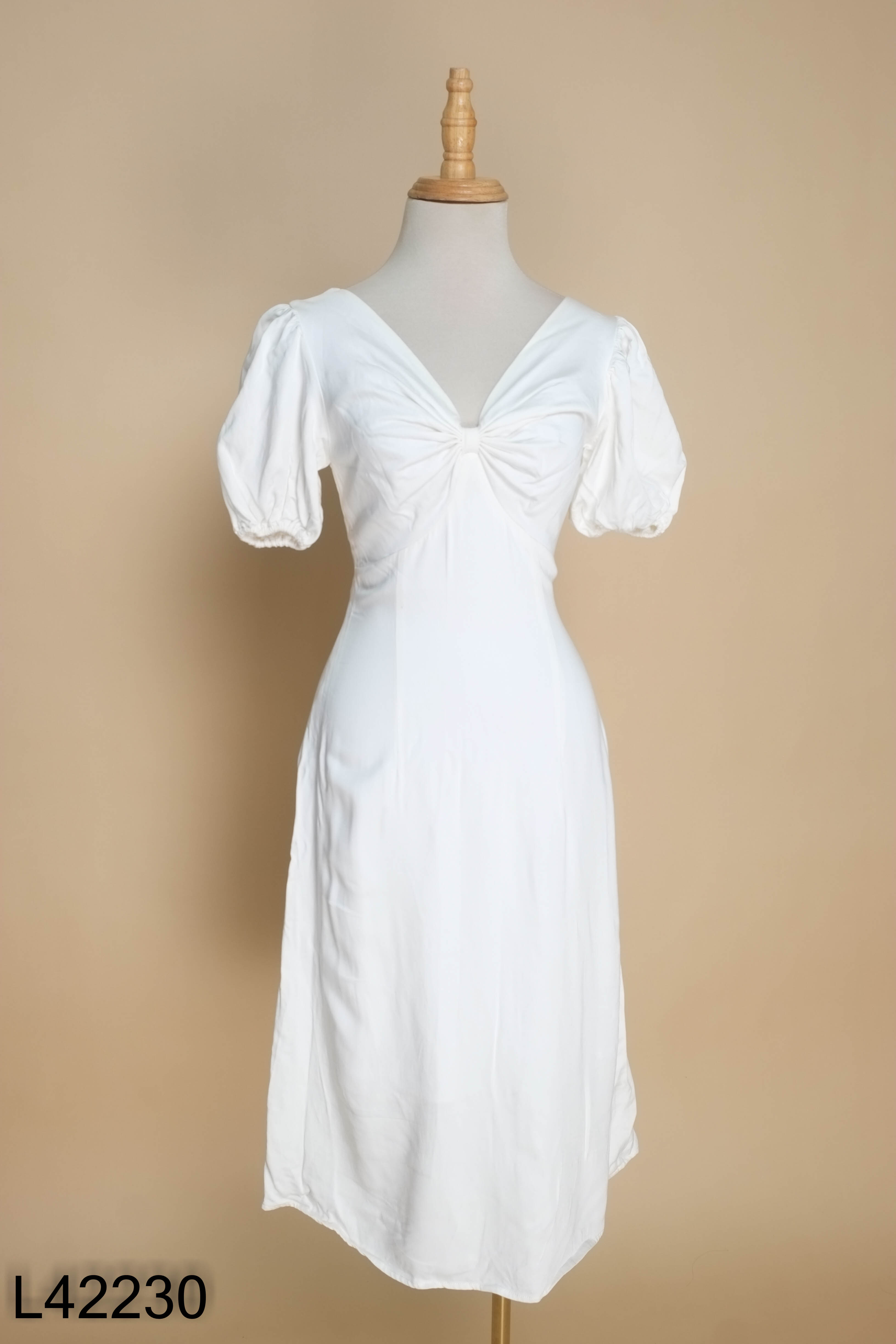 Váy RECHIC trắng nơ ngực